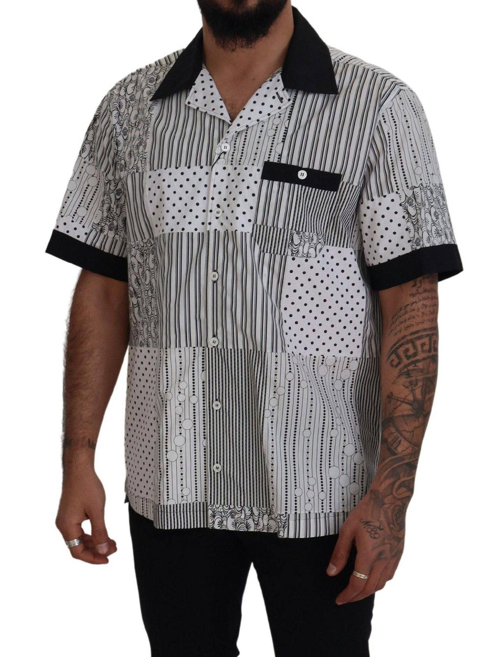 Chemise à boutons Dolce & Gabbana blanche et noire à motif, vêtement élégant pour homme.