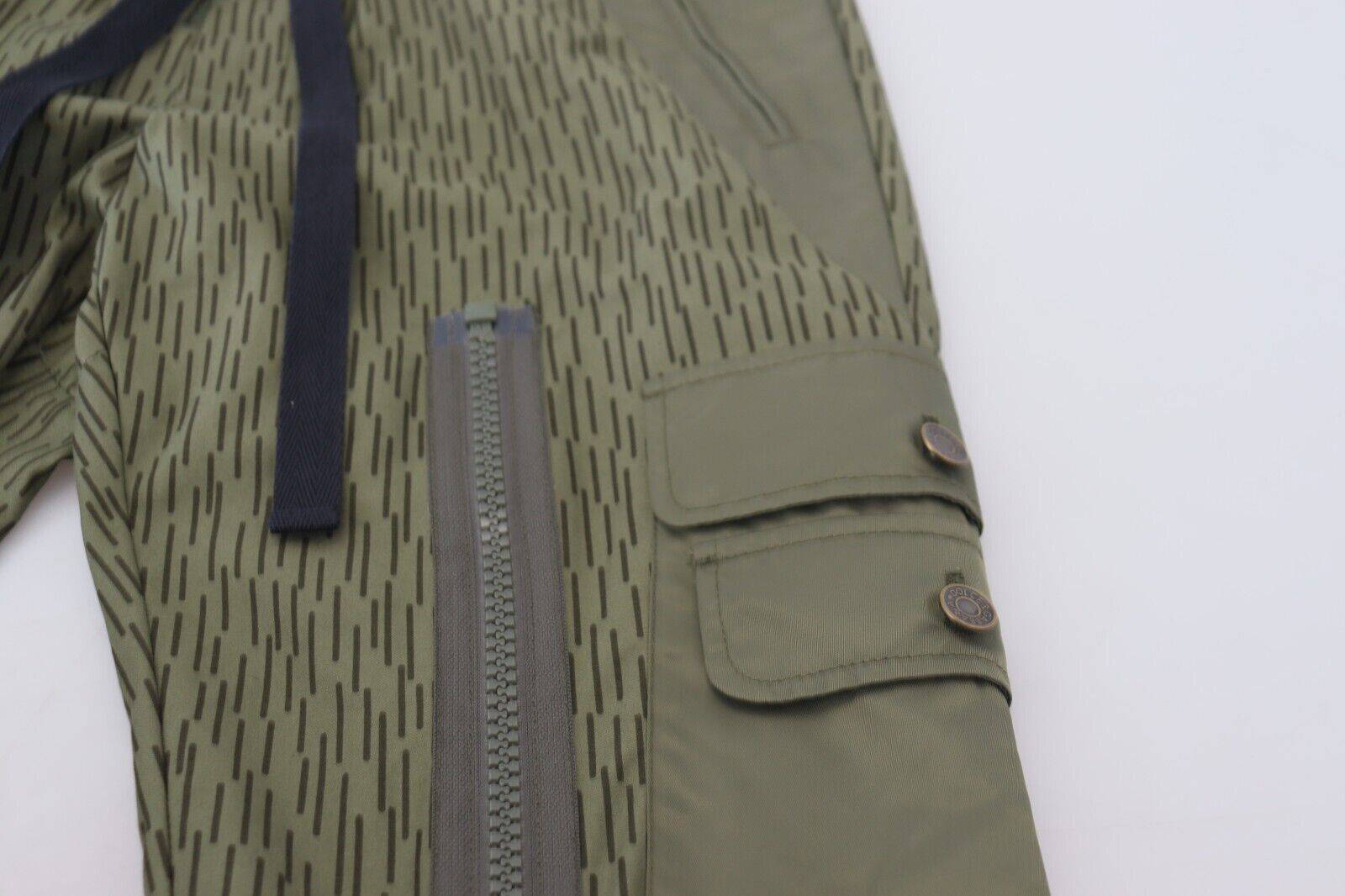 Pantalon cargo vert à rayures avec fermeture éclair pour homme de Dolce & Gabbana, jambes droites et style moderne.