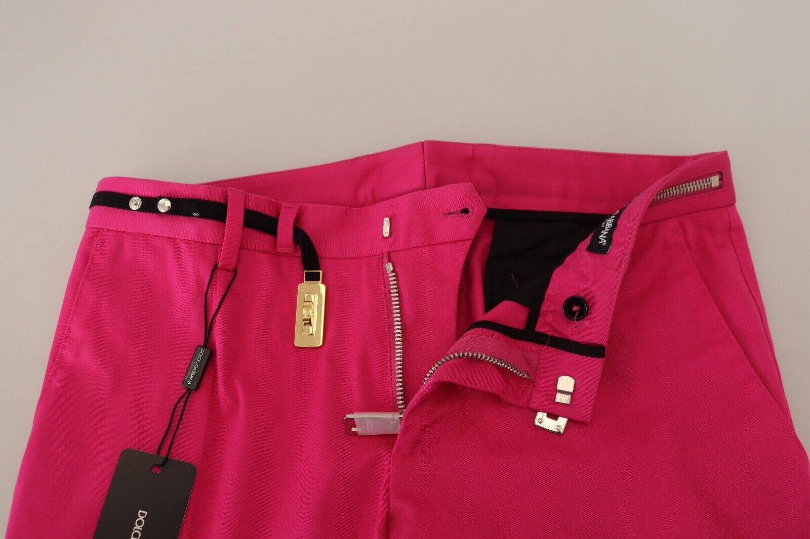 Pantalon taille haute rose Dolce & Gabbana avec boucle à fermeture éclair, style élégant et tendance.