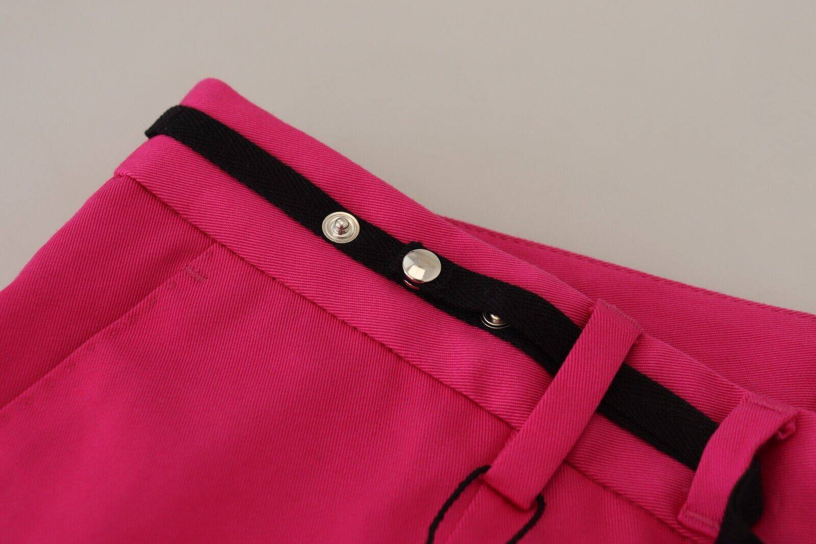 Pantalon taille haute rose Dolce & Gabbana avec fermeture éclair et boucle, mode élégante et sophistiquée.