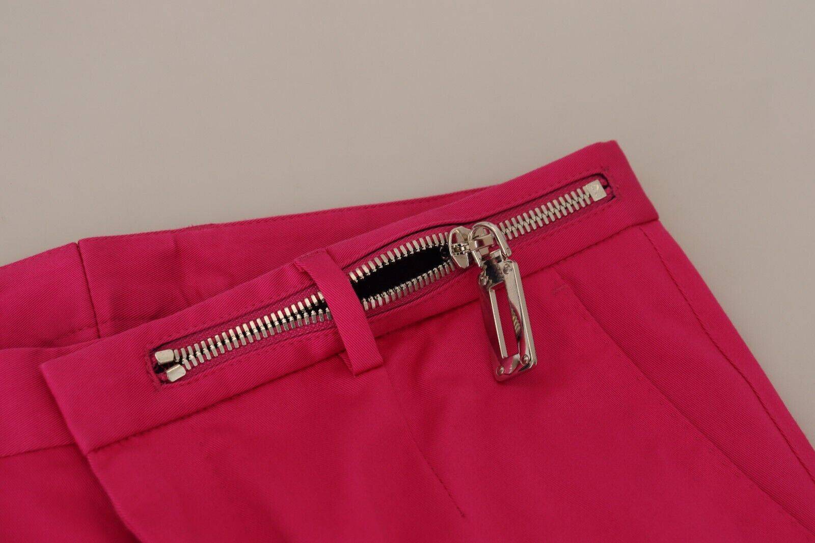 Pantalons taille haute Dolce & Gabbana roses roses avec fermeture éclair et boucle à la taille, en tissu rose clair.