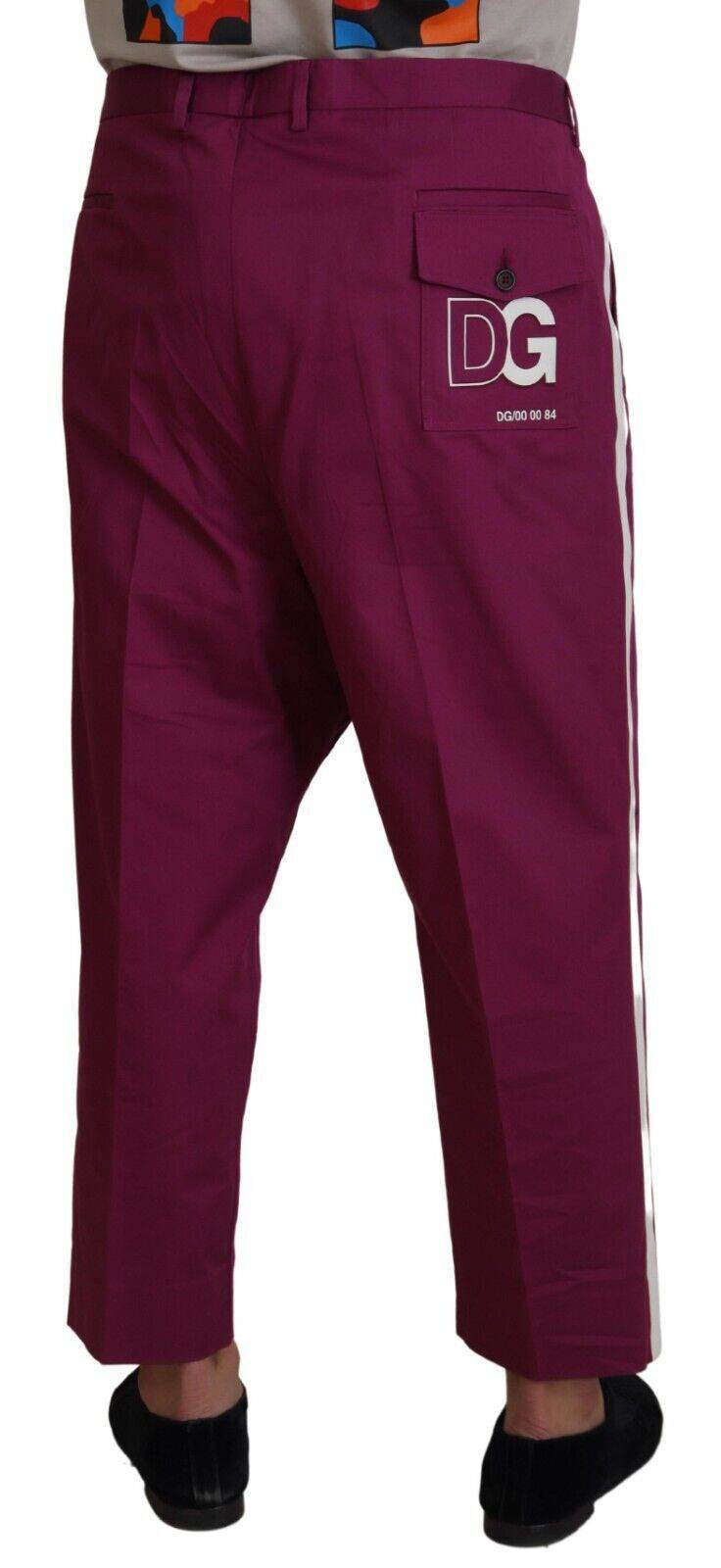 Pantalon homme Dolce & Gabbana en coton magenta avec logo DG et poche à la poitrine, style élégant et moderne.