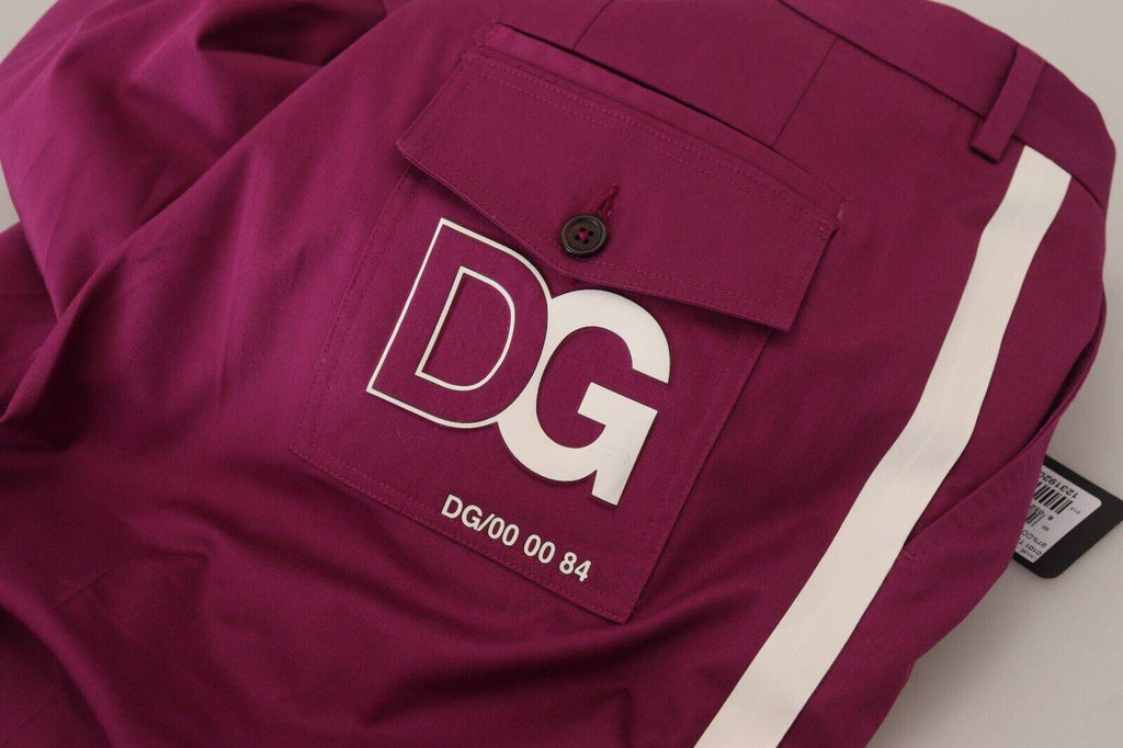 Pantalon Dolce & Gabbana en coton magenta avec logo DG et poche, mode élégante et décontractée.