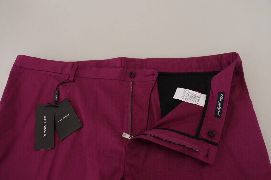 Pantalon Dolce & Gabbana en coton magenta avec logo DG, poche avant, style décontracté et élégant.