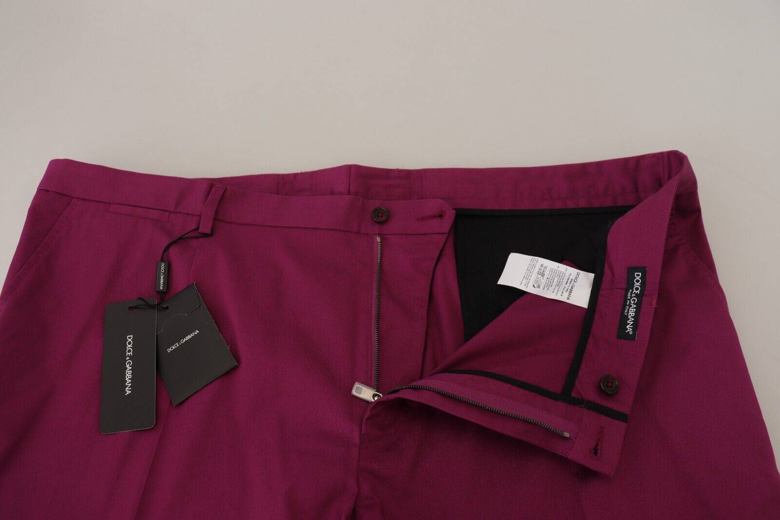 Pantalon Dolce & Gabbana en coton magenta avec logo DG, poche avant, style décontracté et élégant.