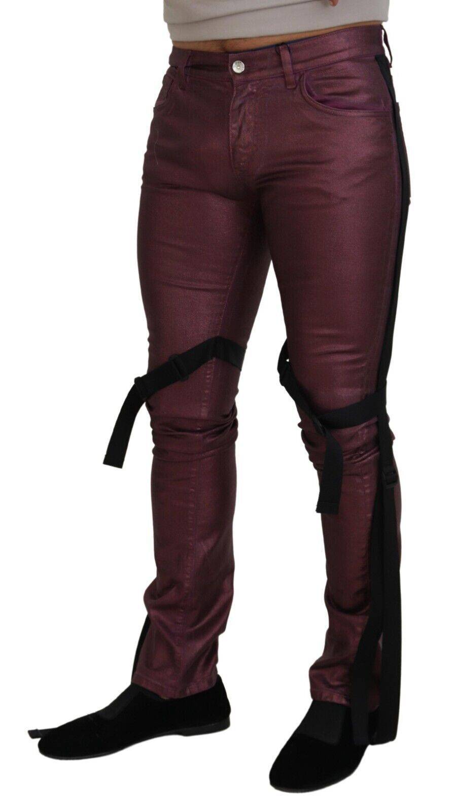 Ceinture homme Dolce & Gabbana en coton magenta avec jeans décontractés en denim.