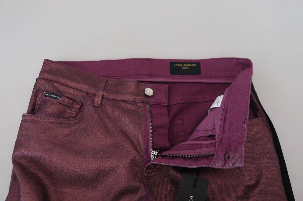 Ceinture homme Dolce & Gabbana en coton magenta avec jeans décontractés en denim, style casual et tendance.