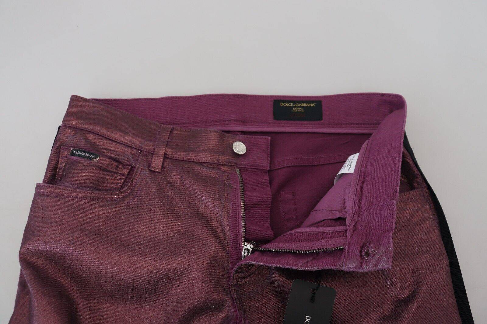 Ceinture homme Dolce & Gabbana en coton magenta avec jeans décontractés en denim, style casual et tendance.