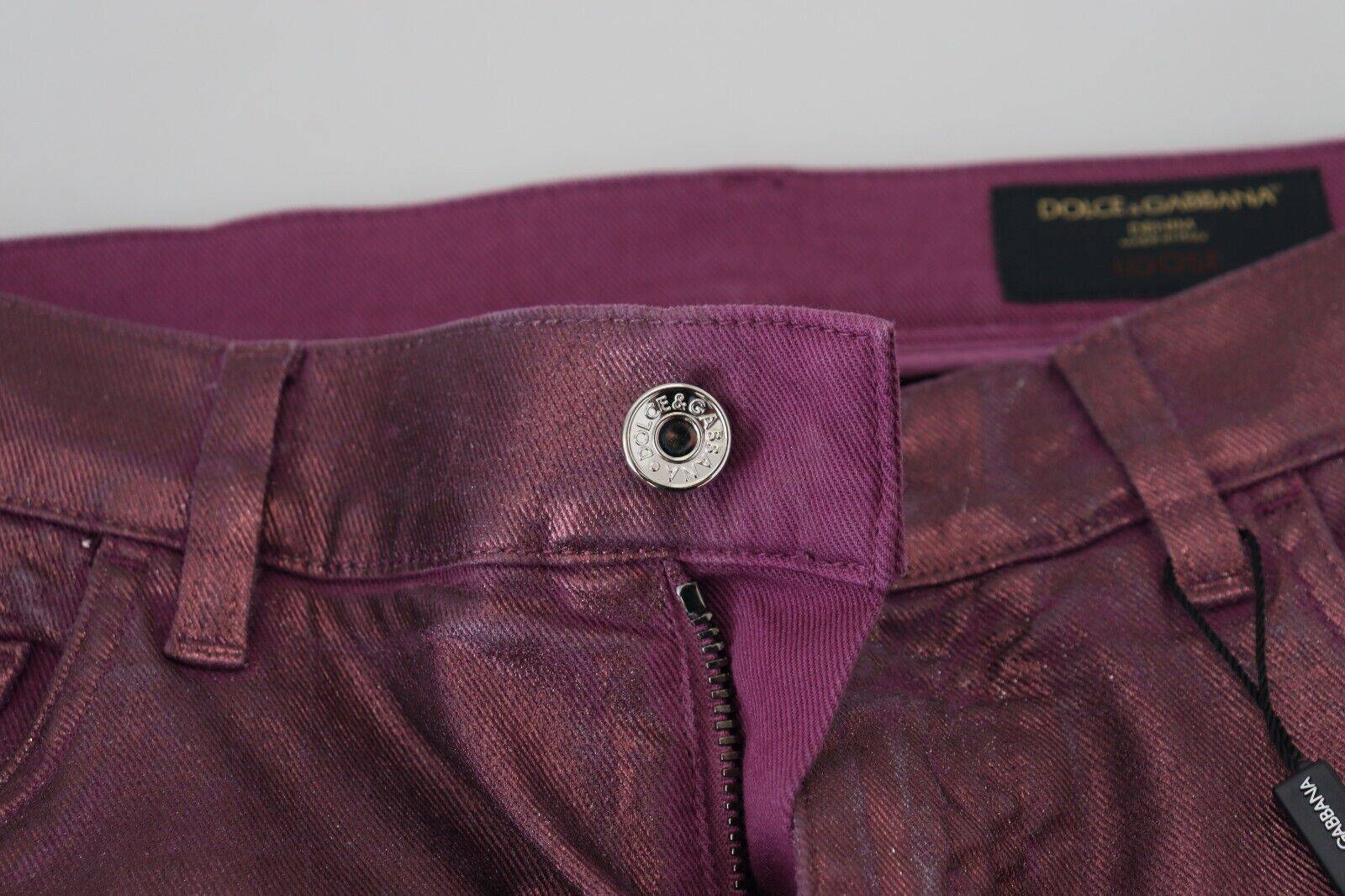 Ceinture en coton magenta Dolce & Gabbana pour homme avec jeans décontractés en denim, style casual et tendance.