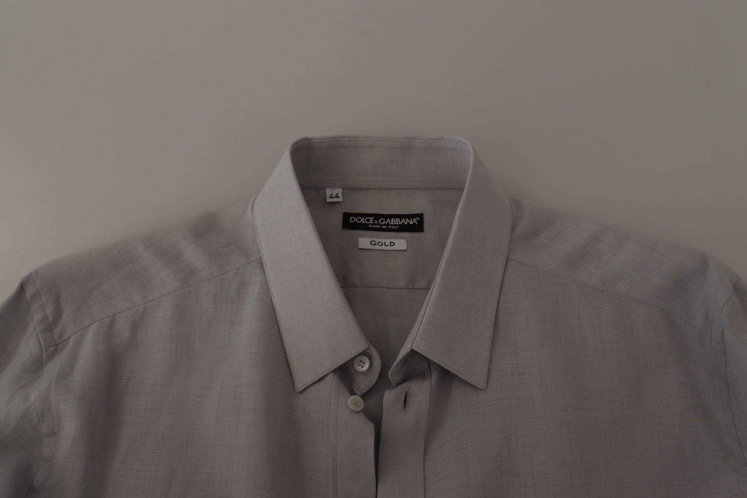 Chemise longue Dolce & Gabbana en lin gris à manches longues et détail doré pour une tenue formelle élégante.
