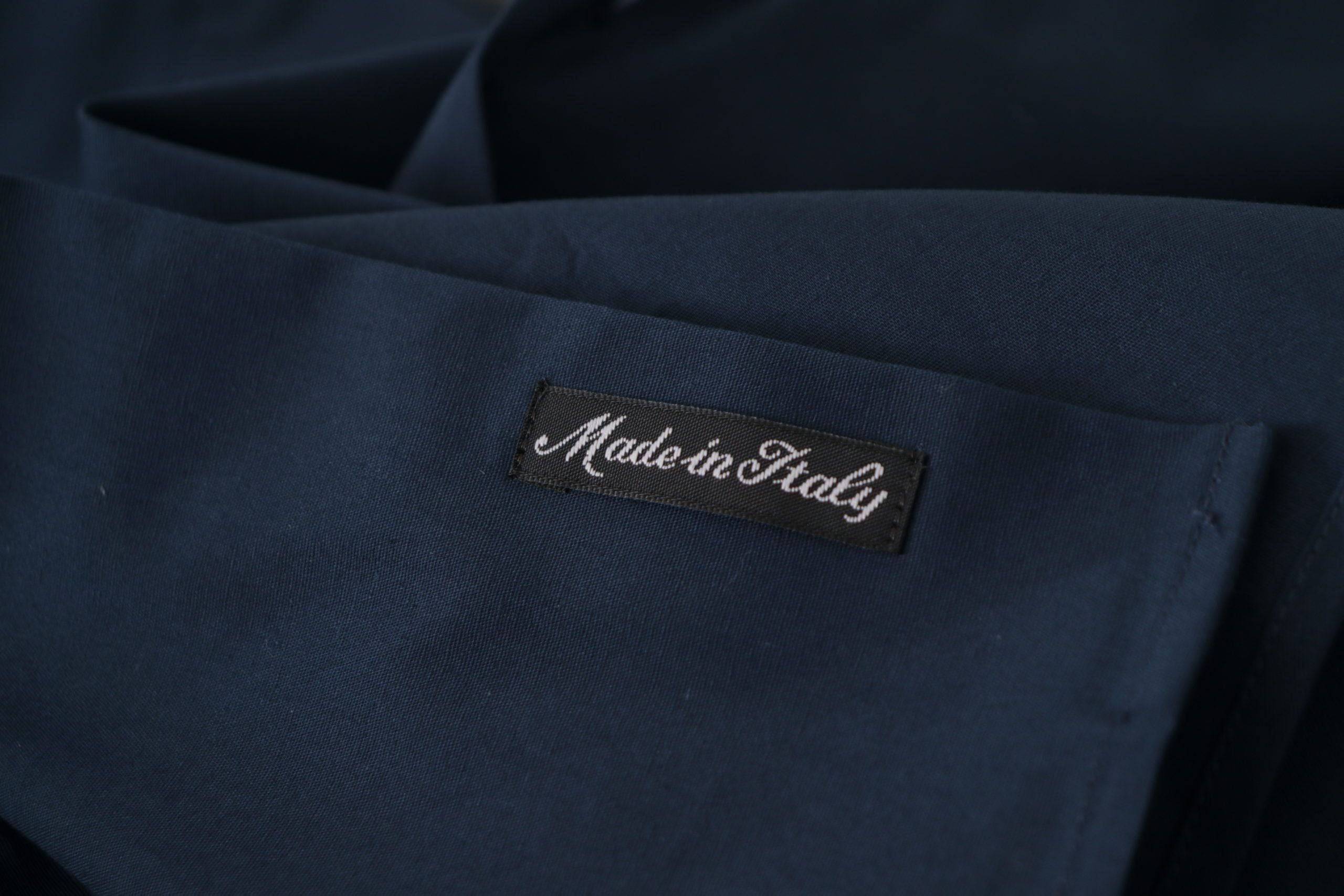 Chemise formelle en coton bleu marine de la marque Roberto Cavalli, vue en gros plan.