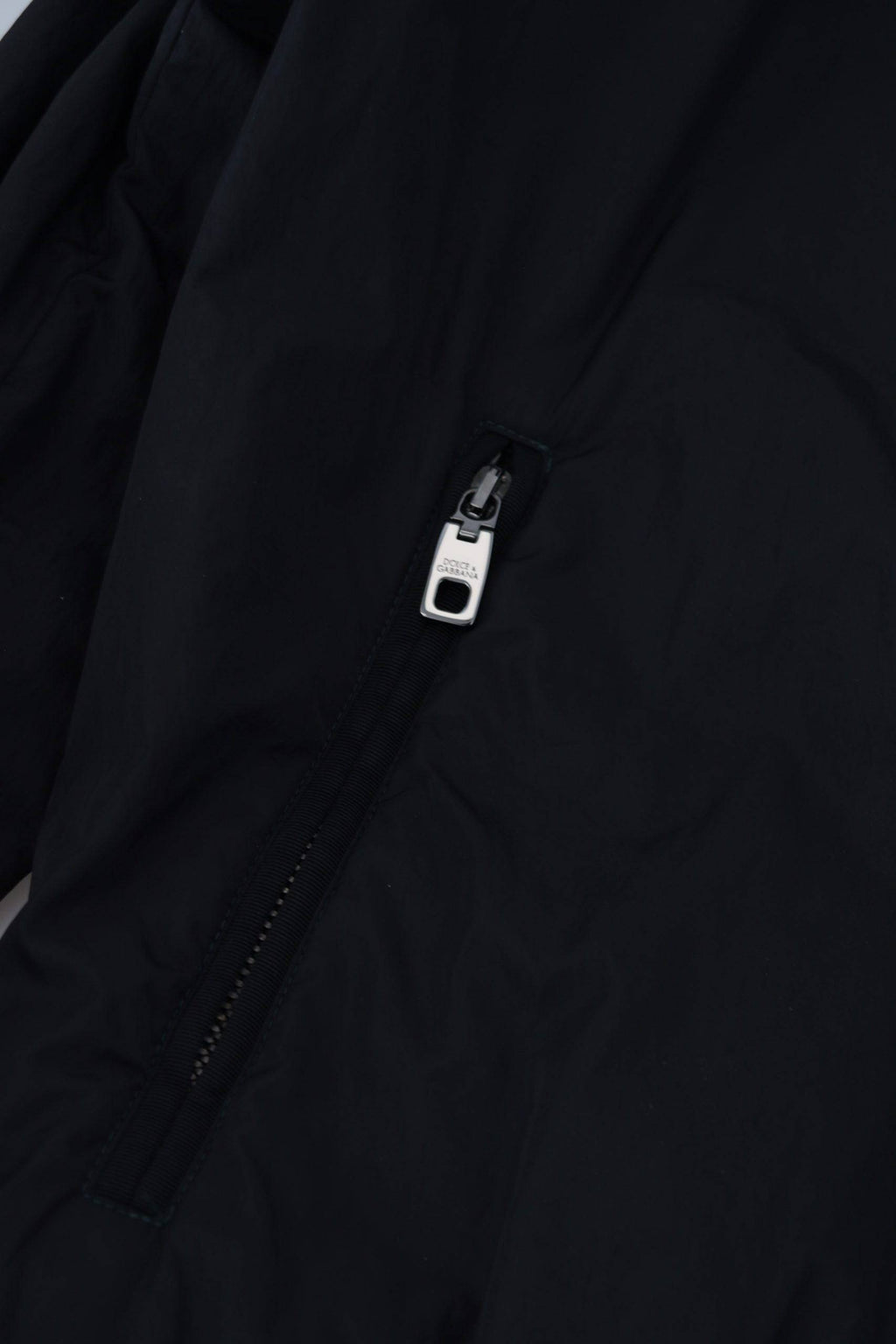 Veste bomber en nylon noir Dolce & Gabbana avec logo, fermeture éclair et design élégant.