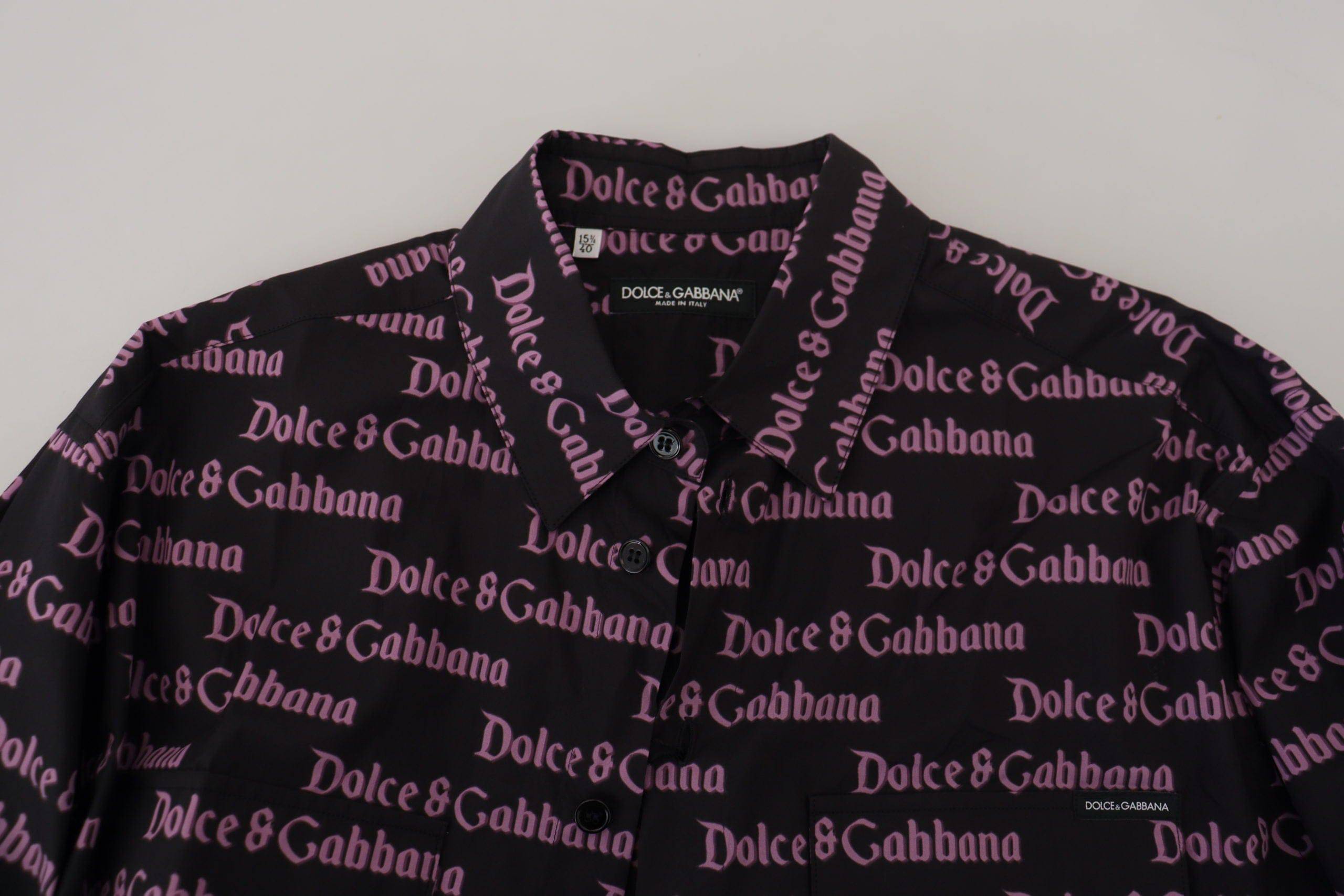 Chemise formelle noire et violette Dolce & Gabbana avec logo slim, tissu élégant, portée sophistiquée et moderne.