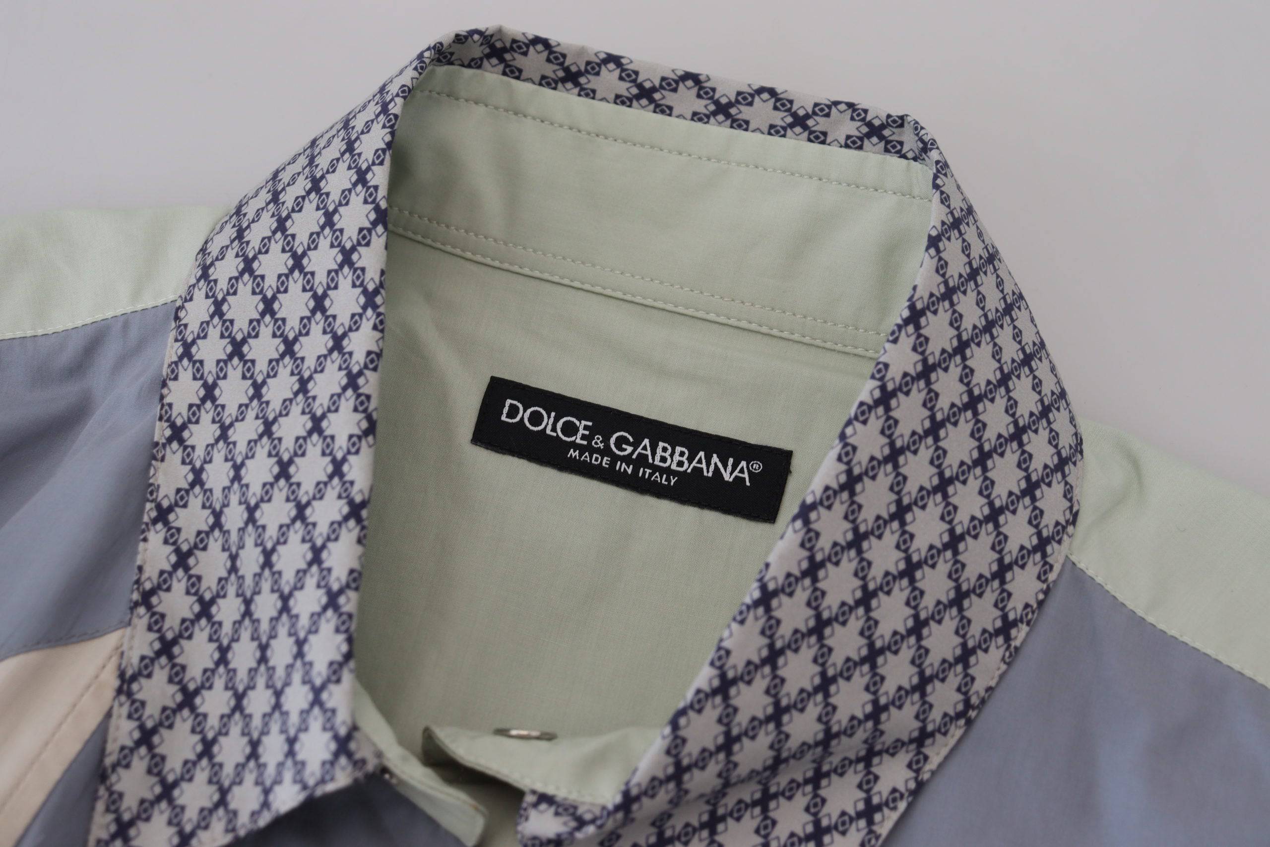Chemise slim en coton patchwork multicolore de Dolce & Gabbana, avec détails colorés et coupe ajustée.