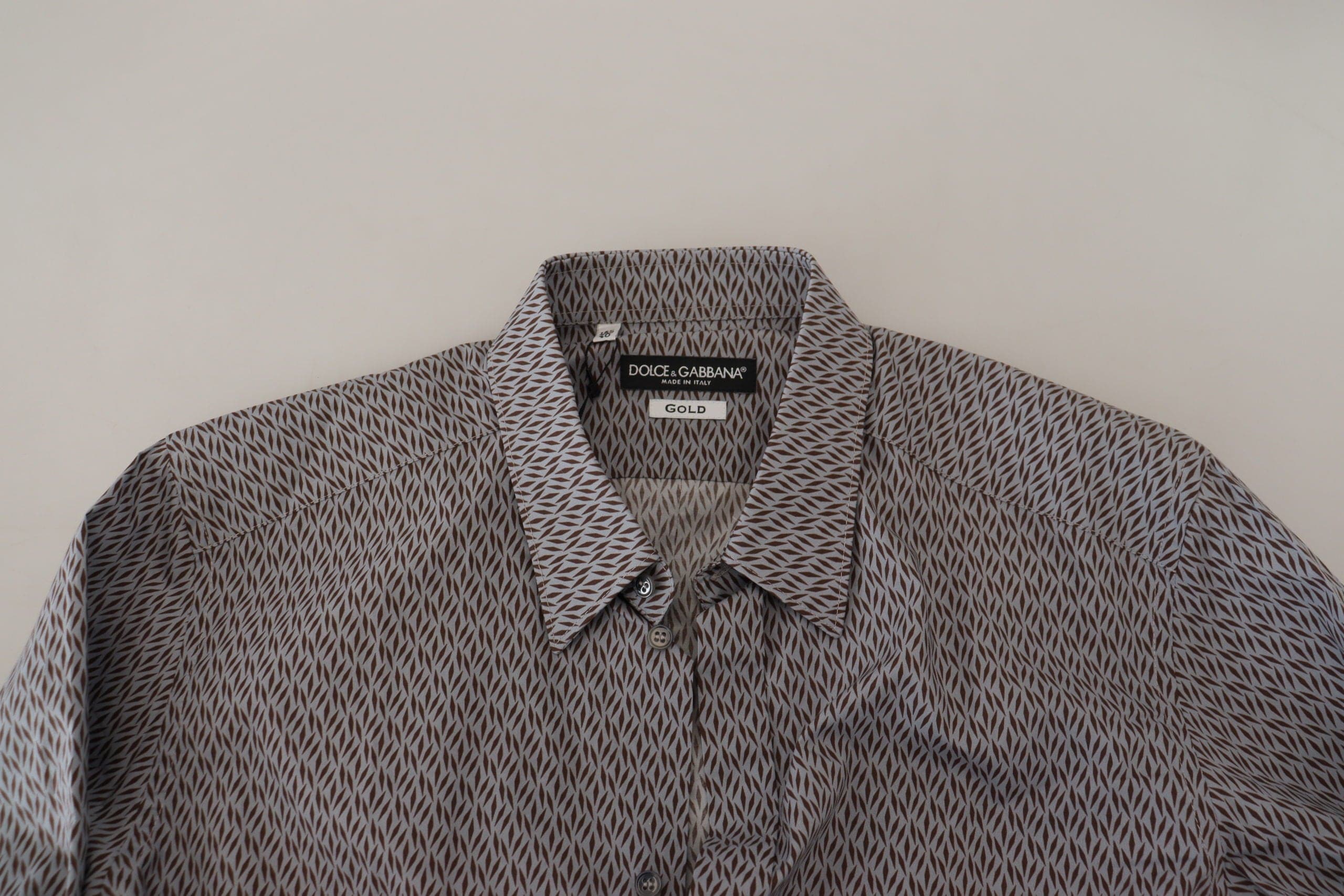 Chemise formelle Dolce & Gabbana gris brun avec détails dorés et coupe slim, vue de face sur fond neutre.