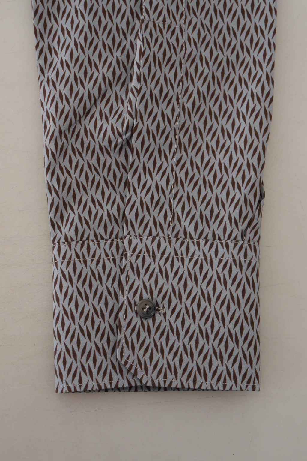 Chemise formelle Dolce & Gabbana gris brun à coupe slim, élégante et sophistiquée, visible avec détails dorés.
