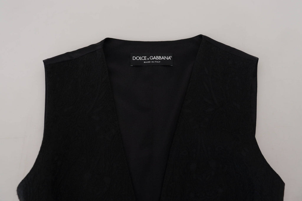 Gilet sans manches noir en brocart de Dolce & Gabbana avec boutons, élégant et texturé, porté sur un fond neutre.