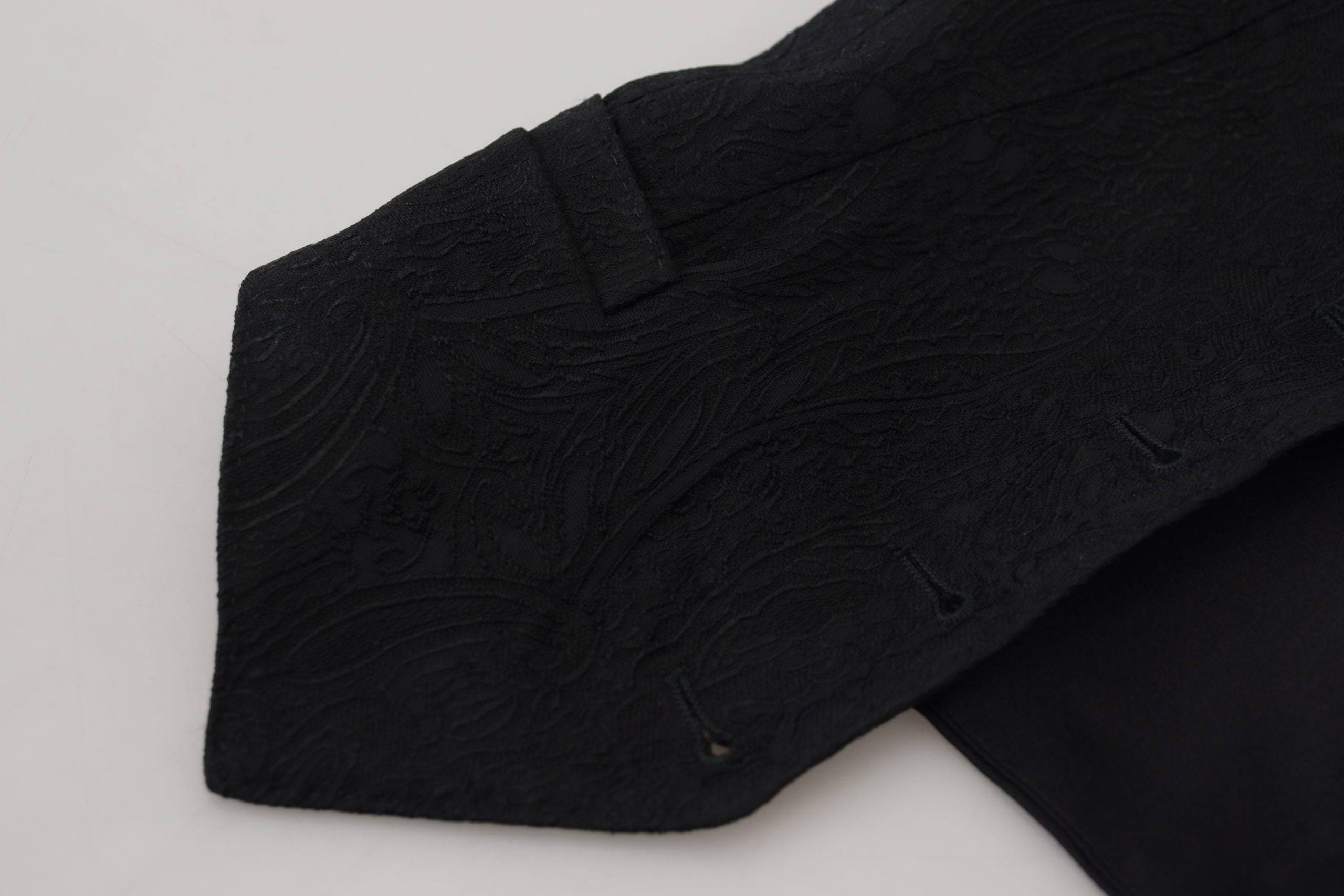 Gilet sans manches en brocart noir Dolce & Gabbana avec boutons, élégant et sophistiqué, porté sur un mannequin.