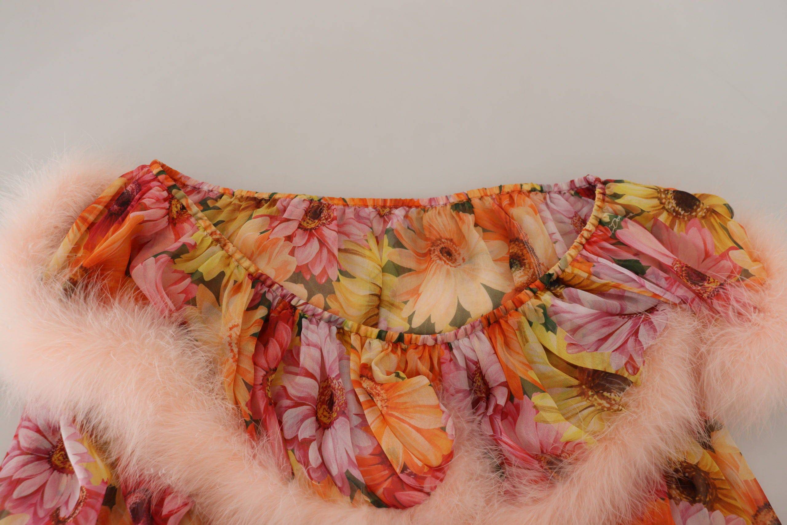 Blouse Dolce & Gabbana en shearling multicolore à motifs floraux, style élégant et chaud, visible avec détails colorés et texture douce.