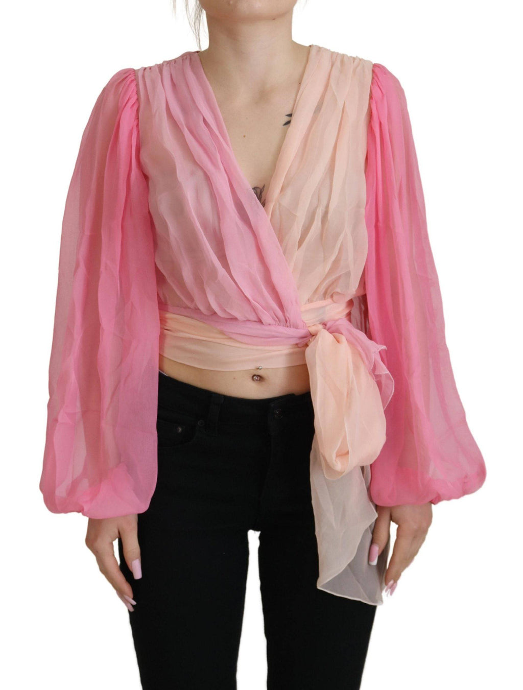 Blouse longue en soie rose Dolce & Gabbana avec manches longues et enroulées, élégante et sophistiquée.