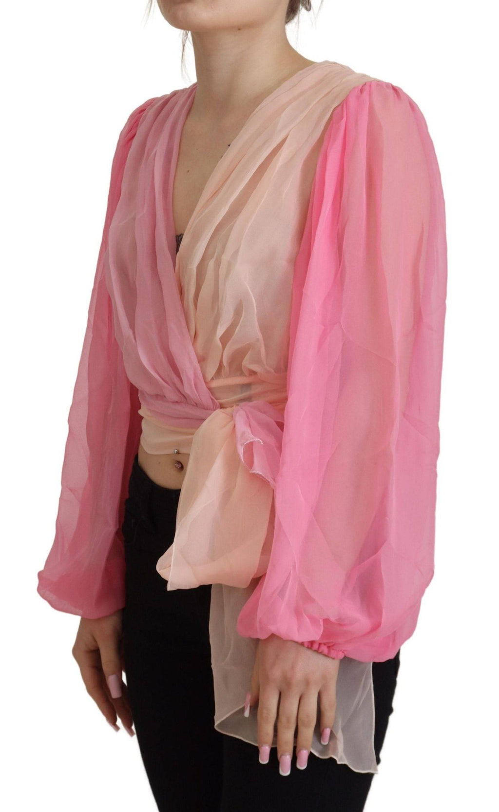 Blouse longue en soie rose Dolce & Gabbana avec manches longues et enroulées, élégante et fluide.
