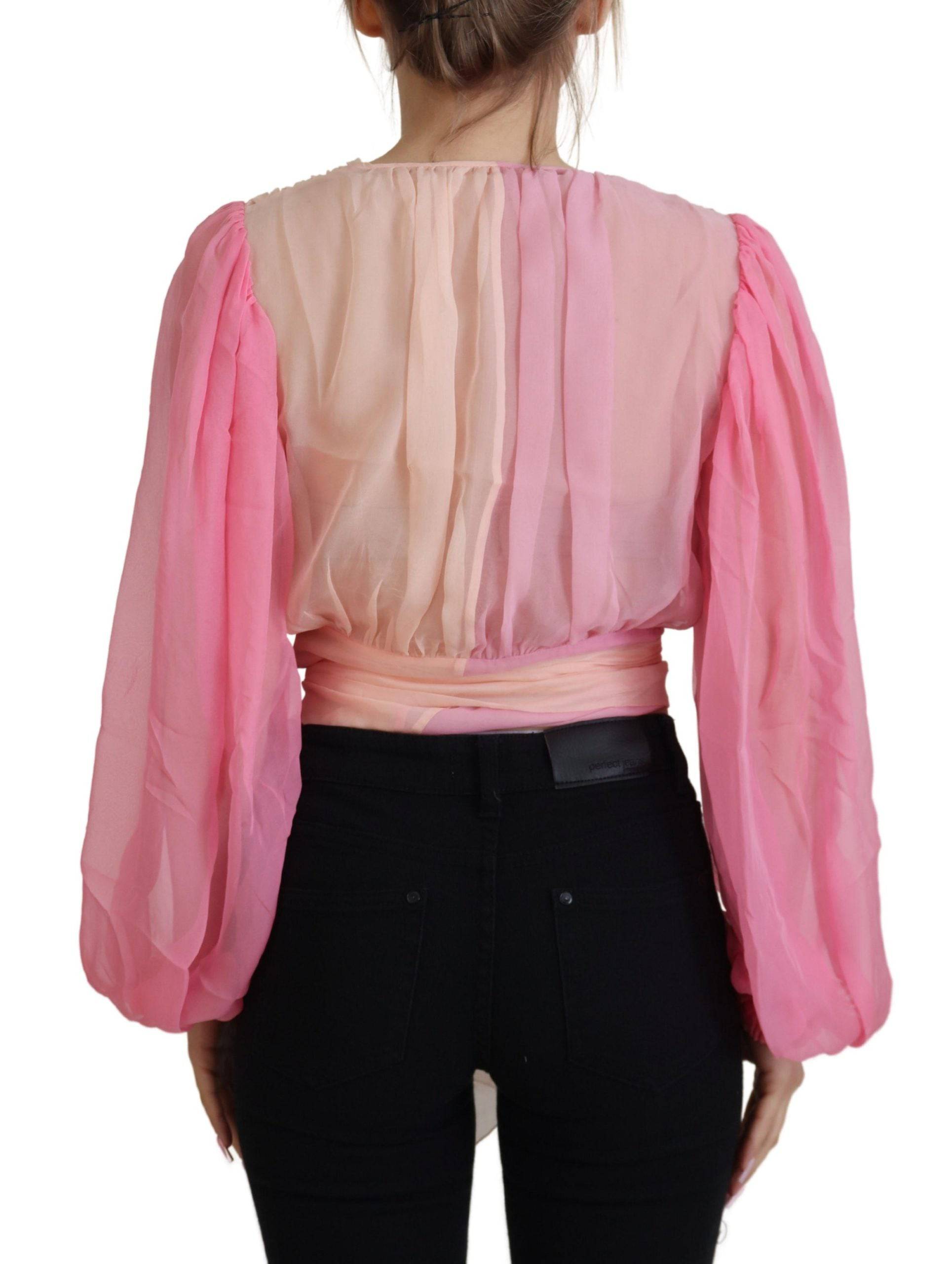 Blouse longue en soie rose de Dolce & Gabbana avec manches longues et style wrap, vue de face.