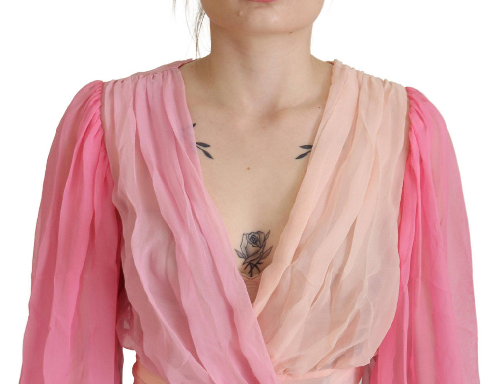 Blouse longue en soie rose Dolce & Gabbana avec manches longues, style élégant et finition fluide visible sur l’image.