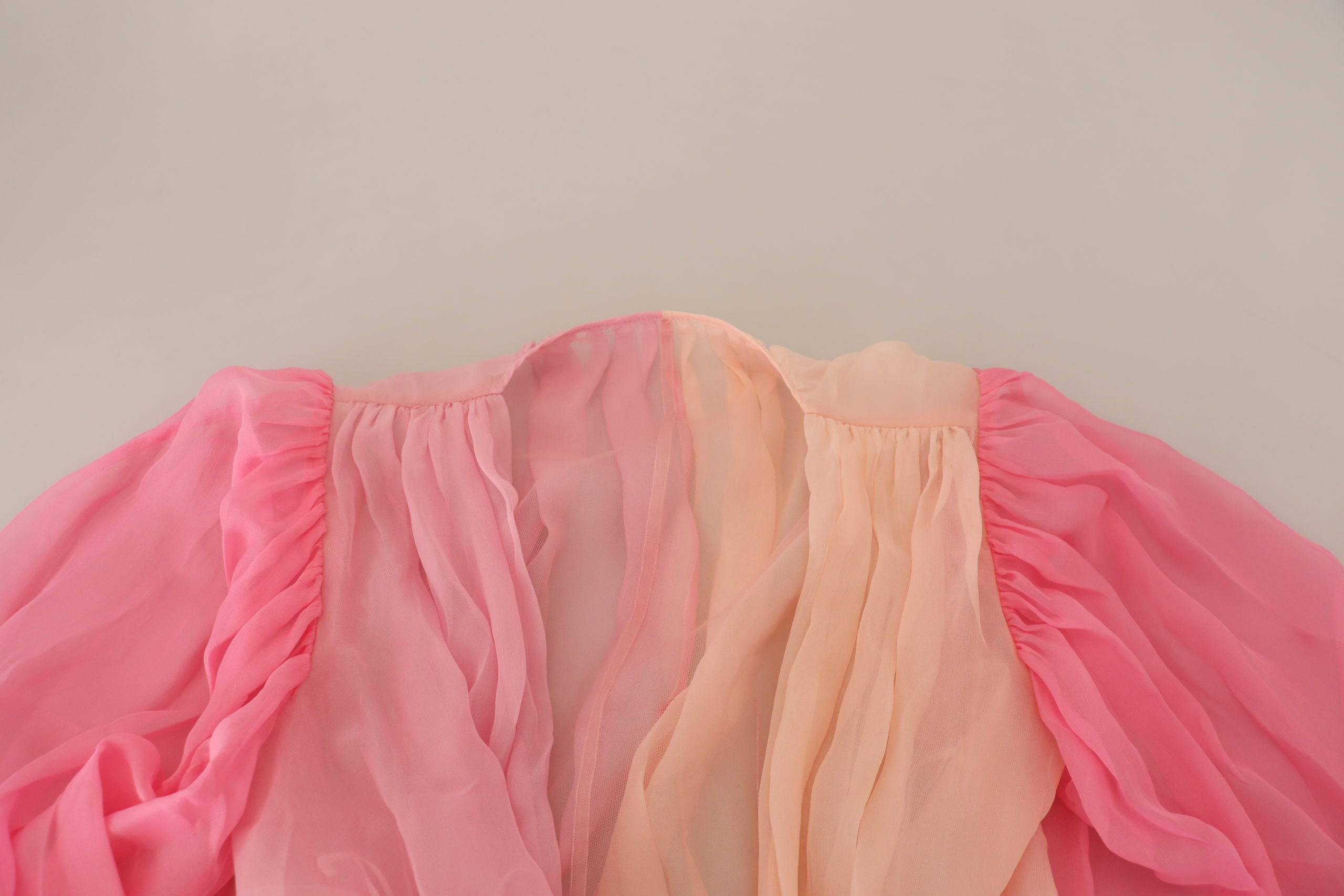 Chemise en soie rose Dolce & Gabbana à manches longues, coupe fluide et élégante pour un style sophistiqué.