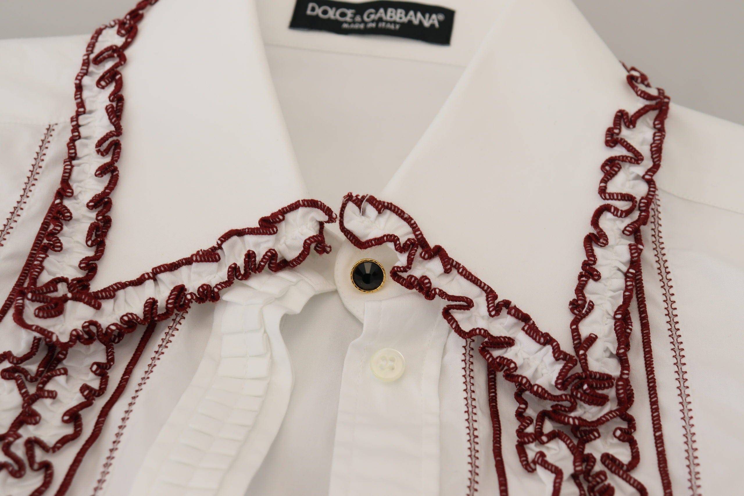 Chemise blanche Dolce & Gabbana en dentelle avec manches longues et col à volants, élégante et raffinée.
