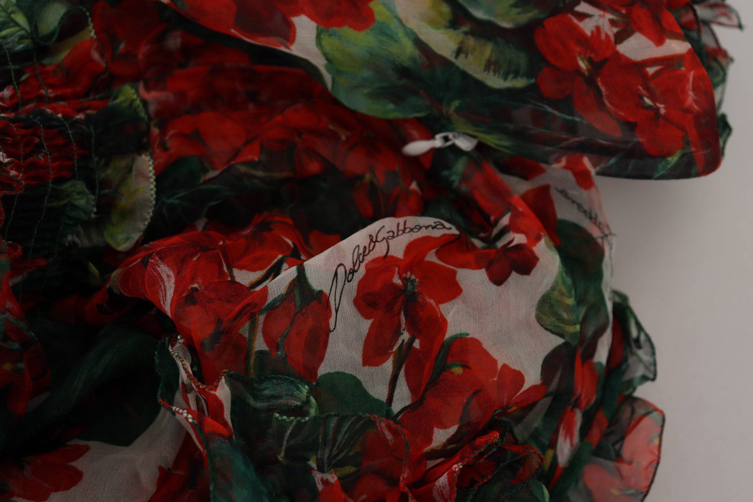 Robe longue en A-line Dolce & Gabbana à geranium multicolore, longueur au genou, design élégant et coloré.