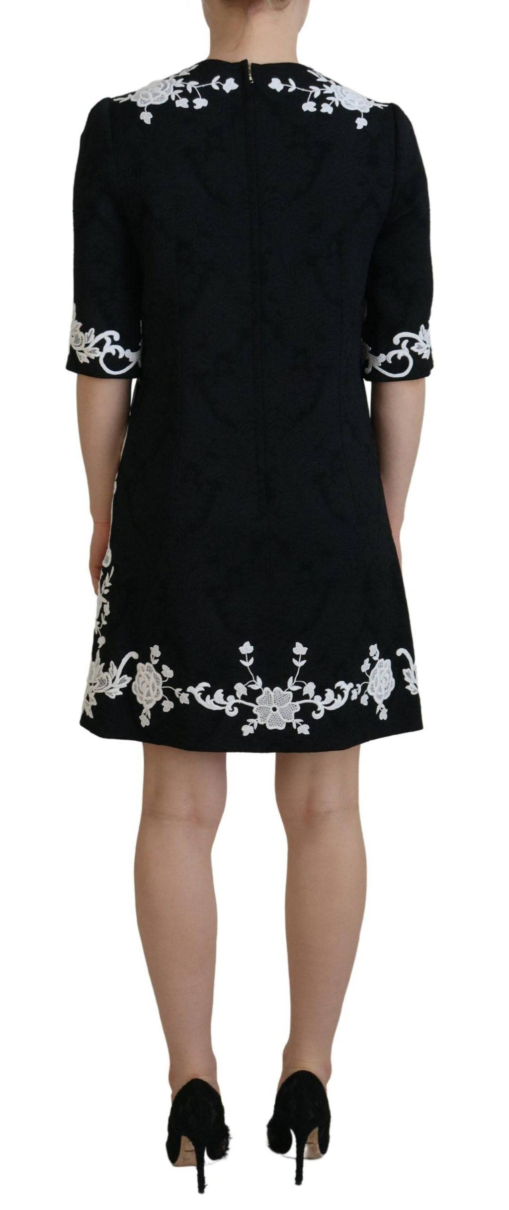 Robe noire Dolce & Gabbana en dentelle, coupe évasée avec manches mi-longues et détail de dentelle élégante.