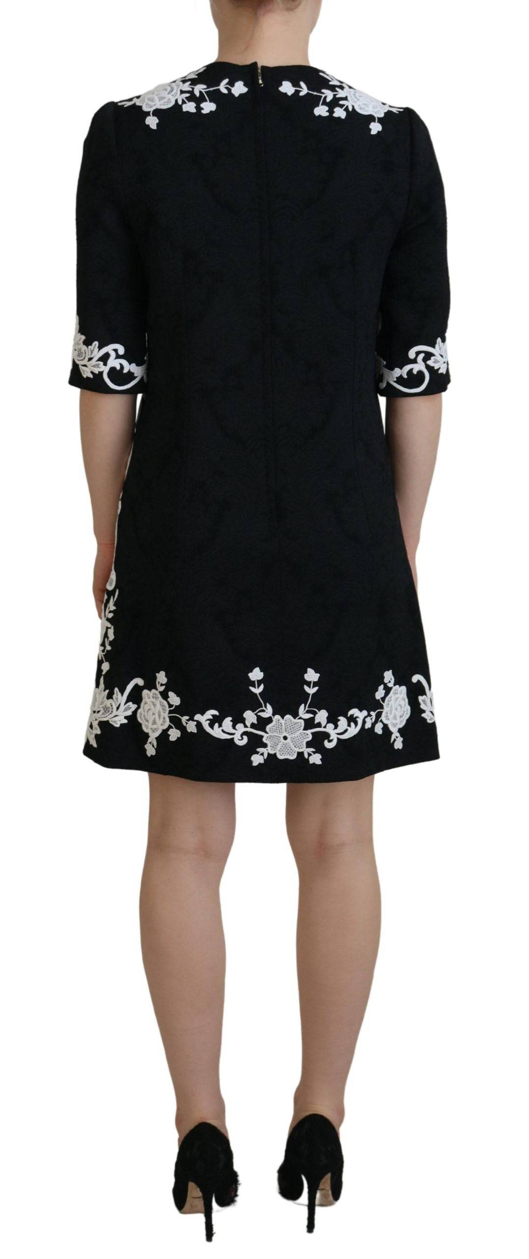 Robe noire Dolce & Gabbana en dentelle, coupe évasée avec manches mi-longues et détail de dentelle élégante.