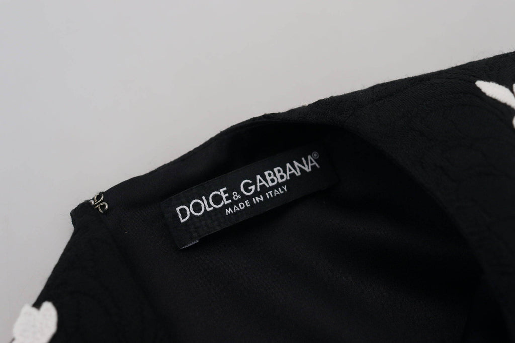 Robe Dolce & Gabbana noire en dentelle avec manches mi-longues et coupe évasée, élégante et féminine.