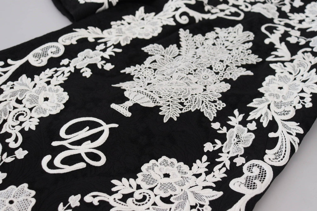Robe noire Dolce & Gabbana à manches mi-longues avec bordure en dentelle, coupe en ligne A élégante.