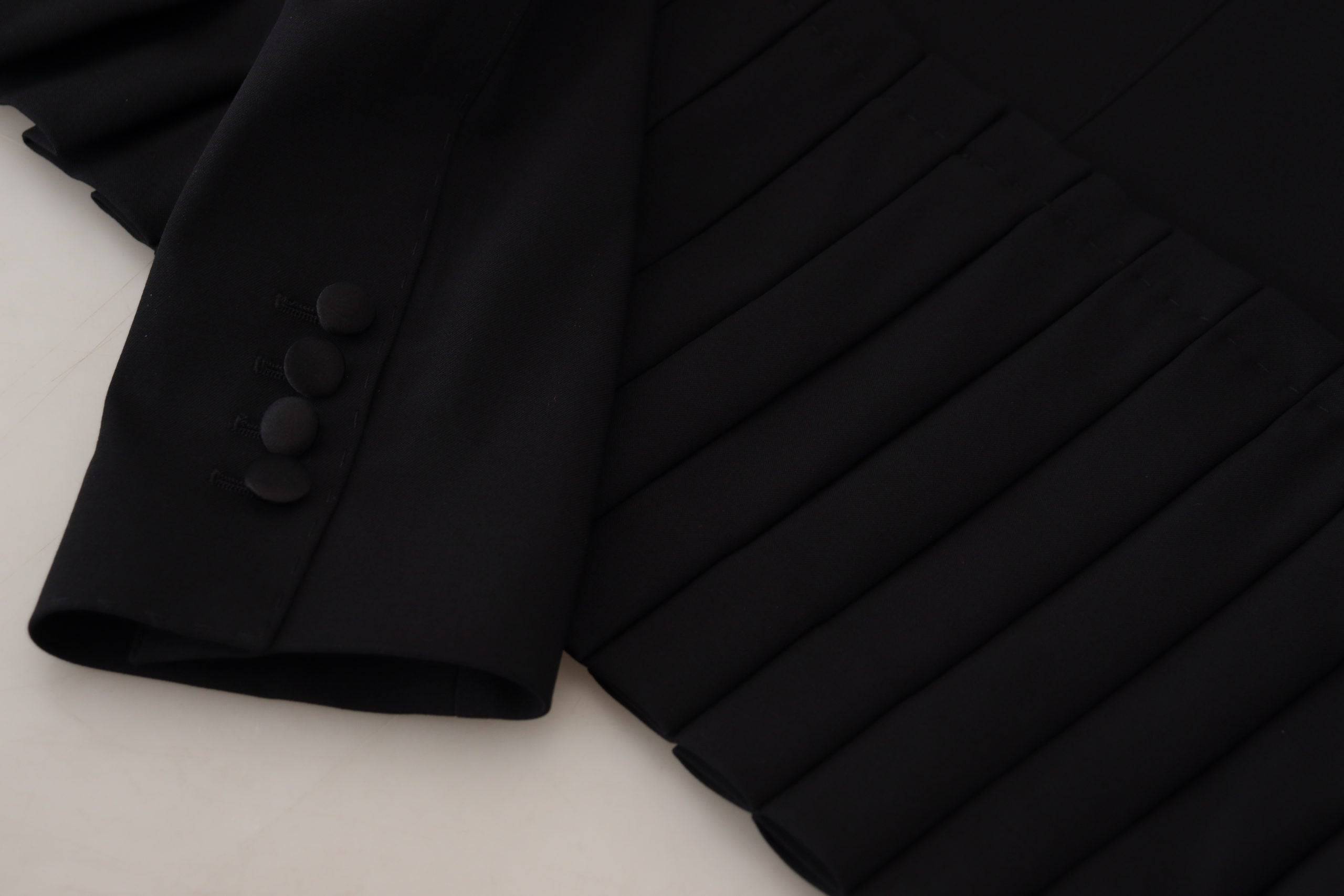 Veste blazer en laine noire à un bouton Dolce & Gabbana, coupe ajustée et élégante, portée sur un mannequin.