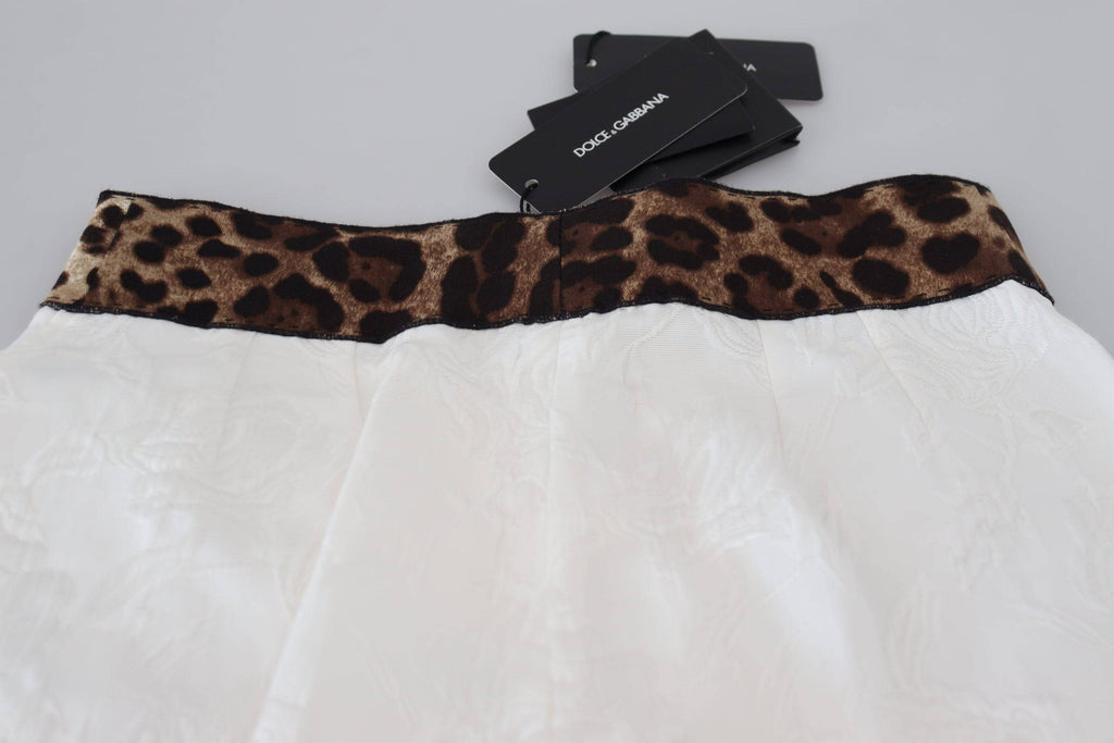 Pantalons Dolce & Gabbana à taille haute avec motif léopard blanc, coupe élégante et tendance.