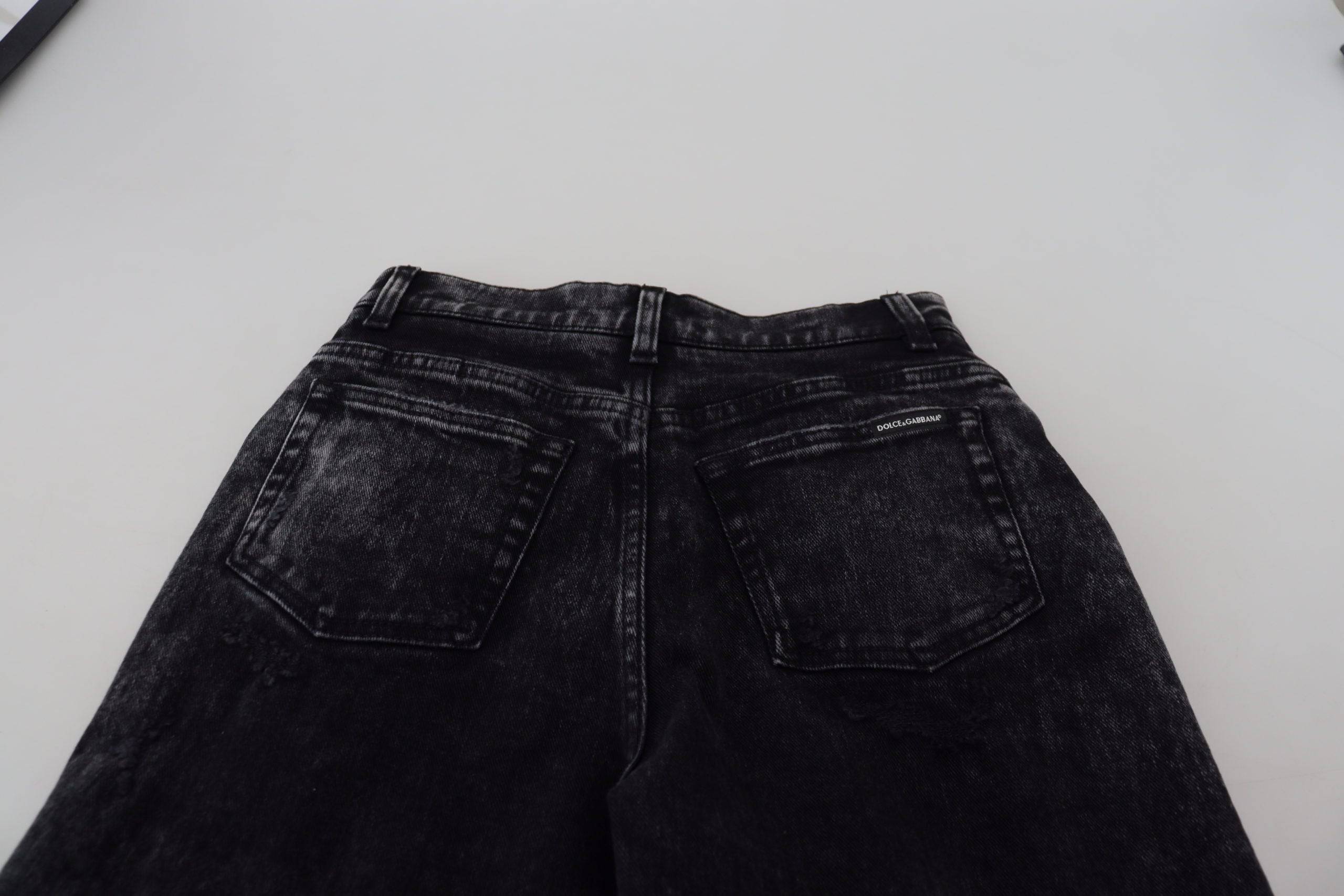 Jeans en denim noir délavé Dolce & Gabbana, taille haute, coupe classique, visible sur l'image.
