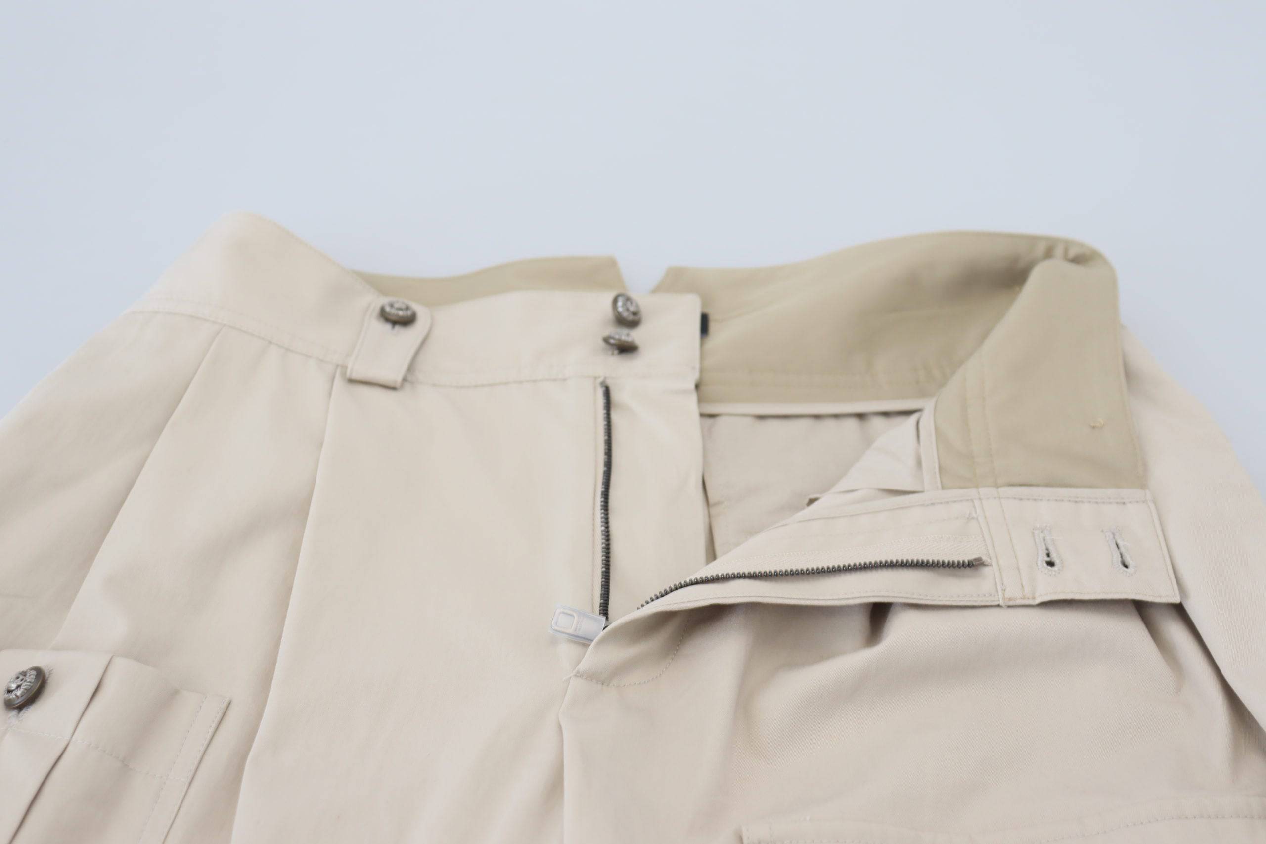 Pantalon cargo beige en coton pour femmes de Dolce & Gabbana, style décontracté et confortable, vue de face.