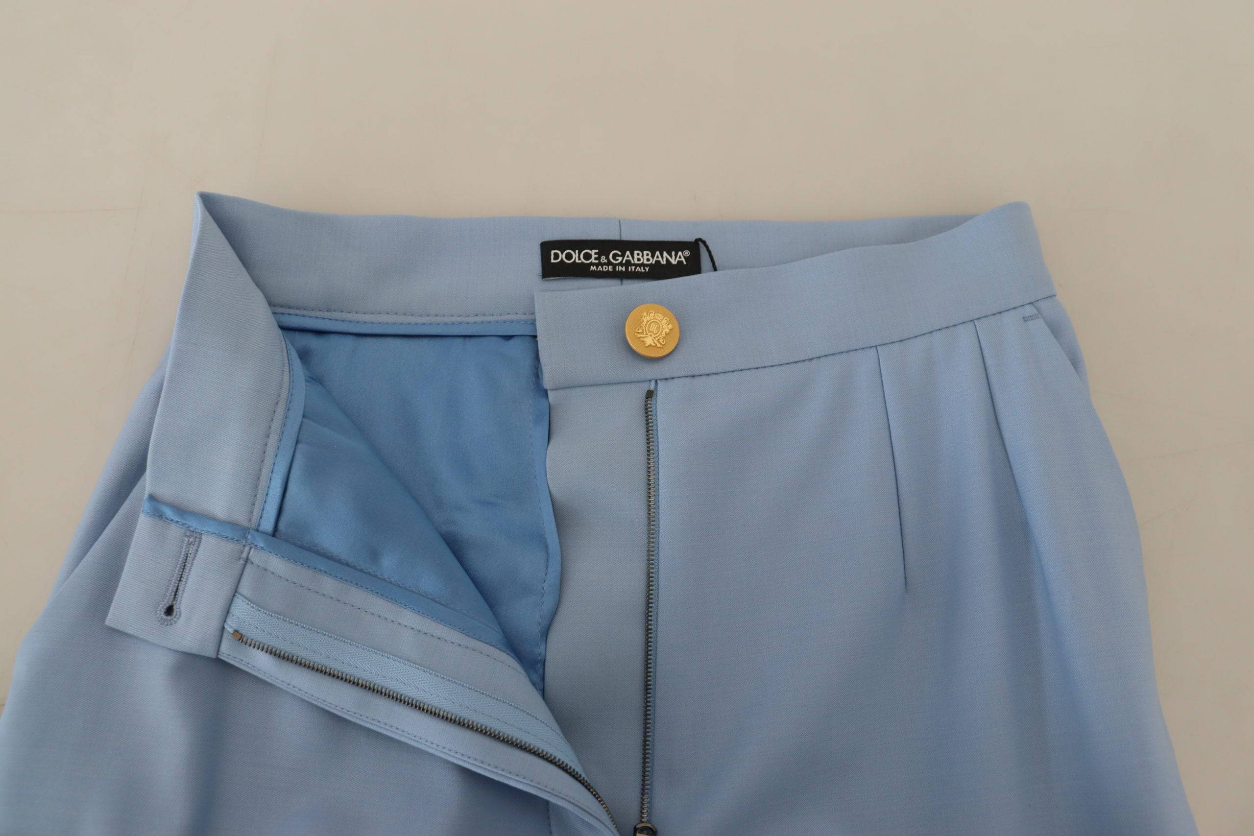 Pantalons à boutons en large coupe Dolce & Gabbana Light Blue, tissu léger et élégant, couleur bleue claire, style chic et décontracté.