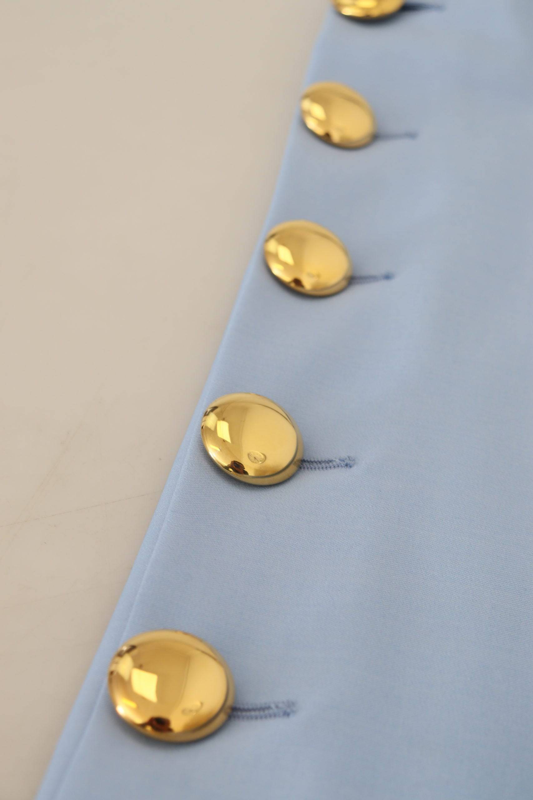 Pantalons larges à boutons Light Blue de Dolce & Gabbana, style élégant, en tissu léger, vue de face.
