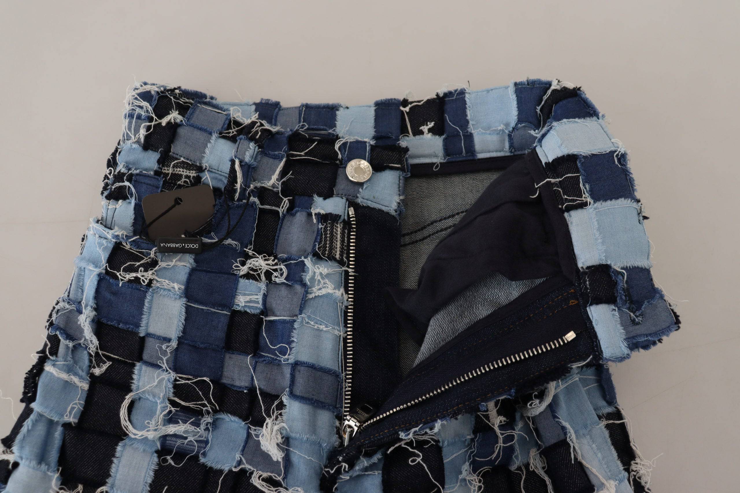 Jeans en denim en patchwork multicolore de Dolce & Gabbana, coton, avec détails colorés, style décontracté et moderne.