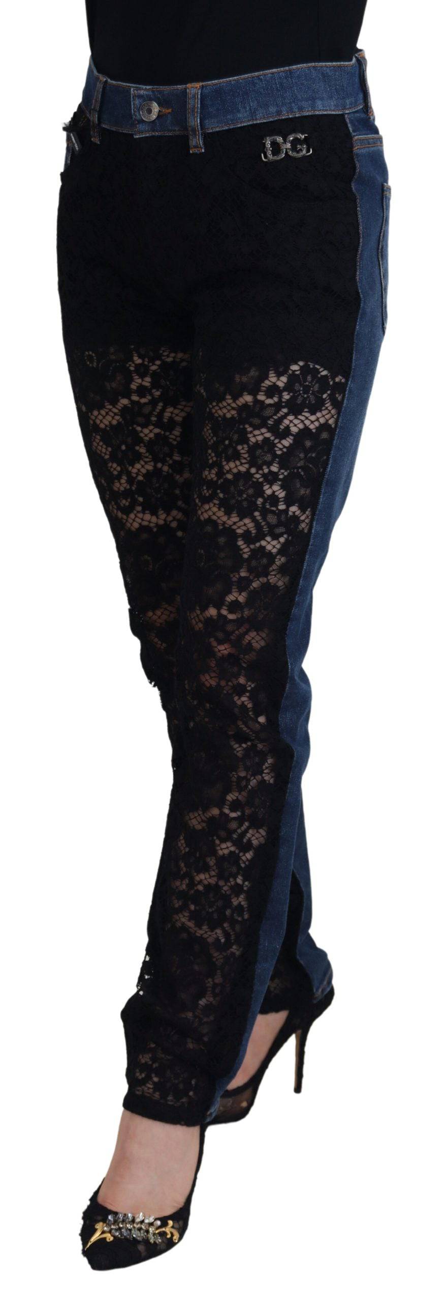 Jeans slim en denim noir avec dentelle florale à l'avant de la marque Dolce & Gabbana, visibles en gros plan.
