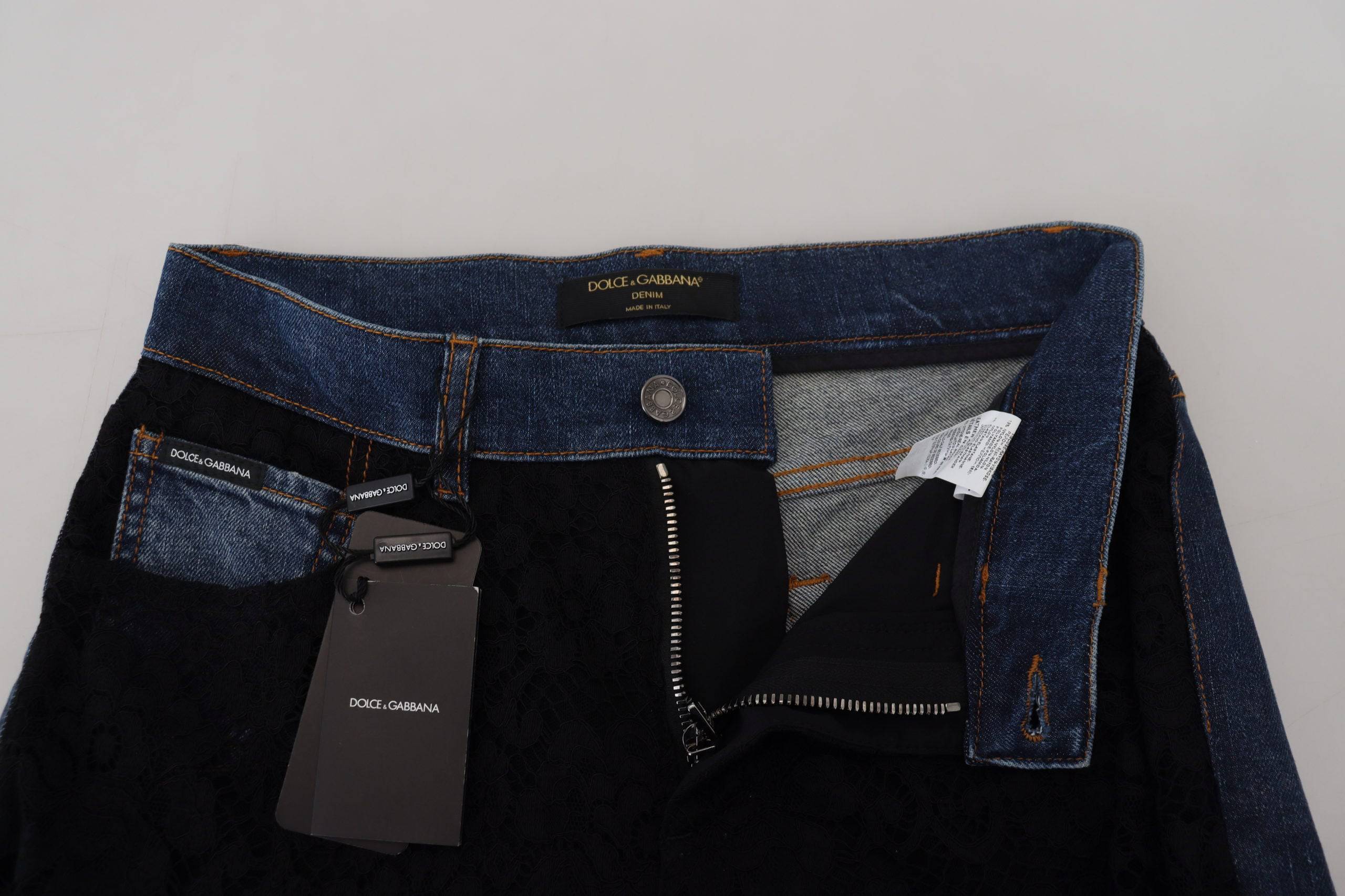 Jeans skinny en denim noir Dolce & Gabbana avec dentelle florale à l'avant, coupe ajustée et détails élégants.