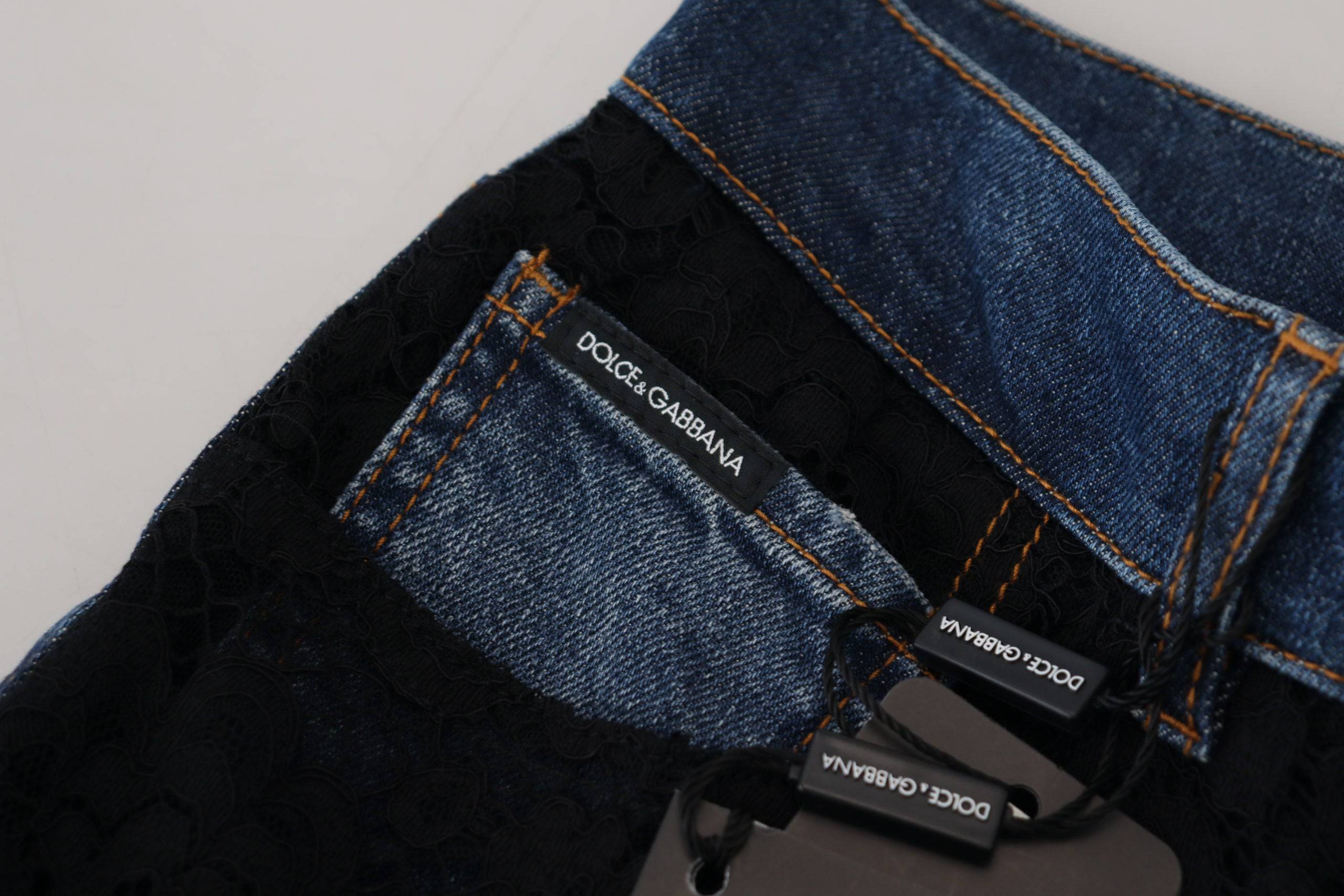 Jeans skinny en denim noir à fleurs en dentelle Dolce & Gabbana, près de la taille avec détails floraux.