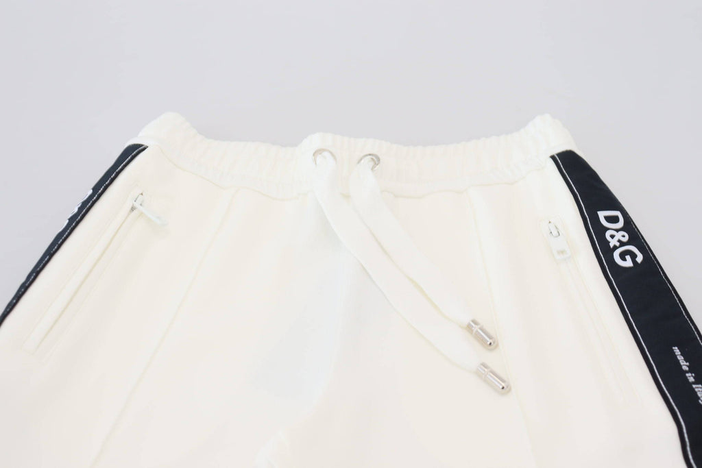 Jogging blanc Dolce & Gabbana avec logo DG visible, tissu doux et confortable, style décontracté et tendance.