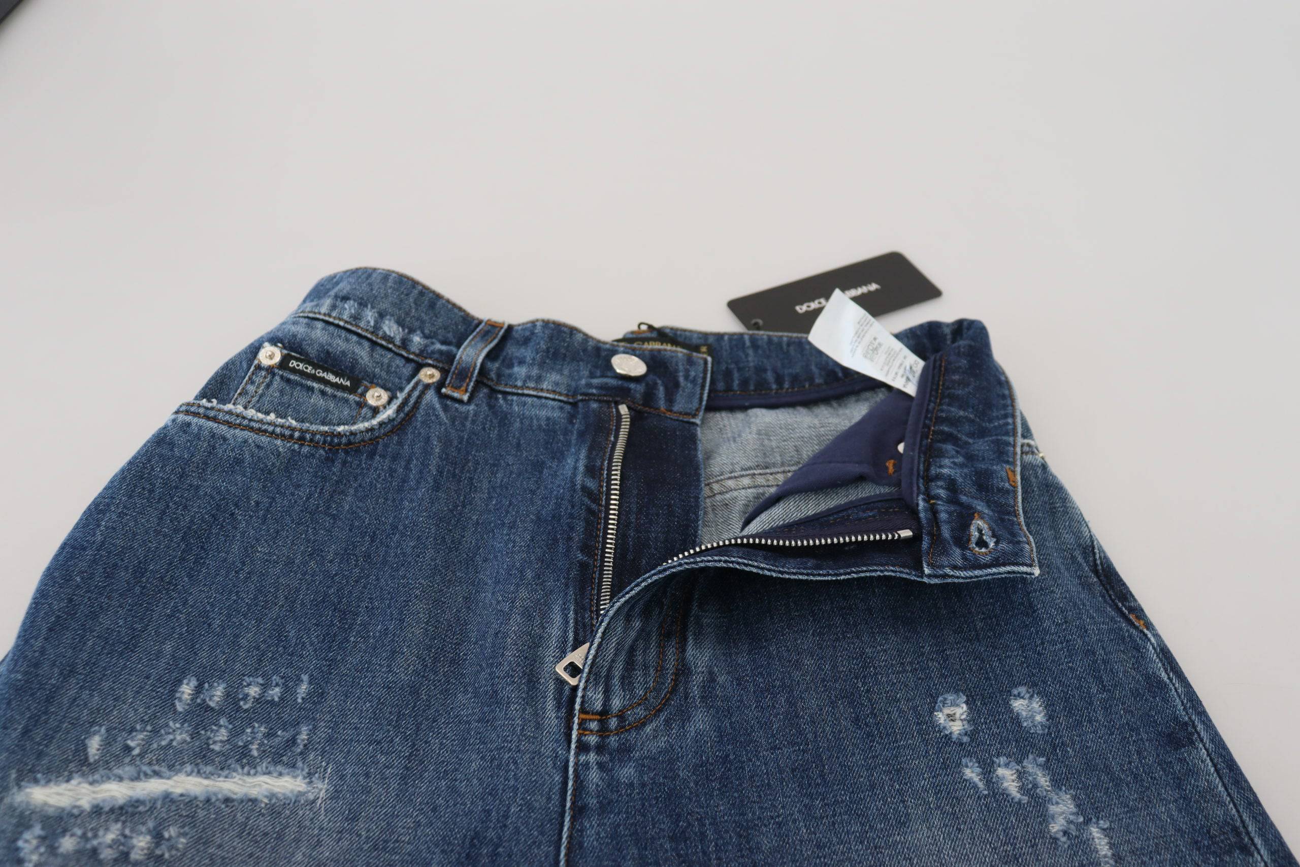 Jean en denim délavé bleu Dolce & Gabbana, effet usé et déchiré, pantalon en coton élégant et tendance.