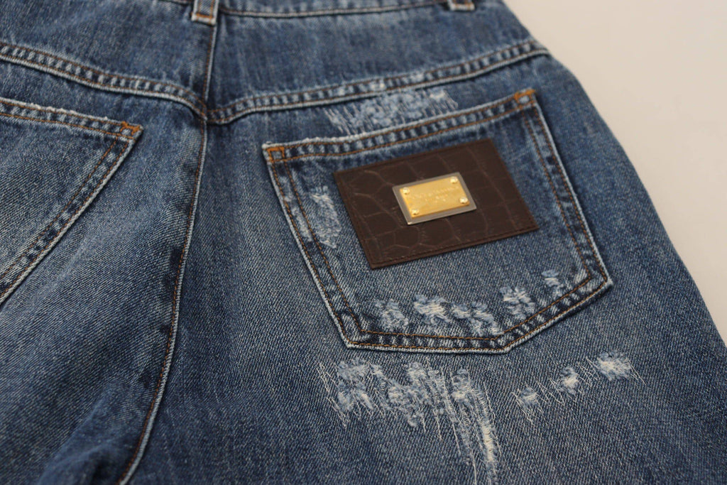 Jeans en denim bleu délavé tissé avec déchirures, de la marque Dolce & Gabbana, visibles en détail sur l'image.