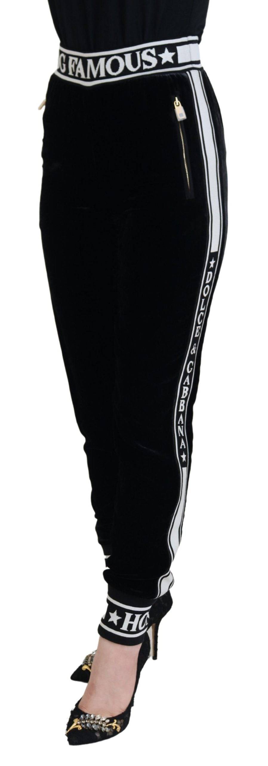 Pantalon en velours noir Dolce & Gabbana avec logo DG, style élégant et moderne, visible en détail sur l'image.