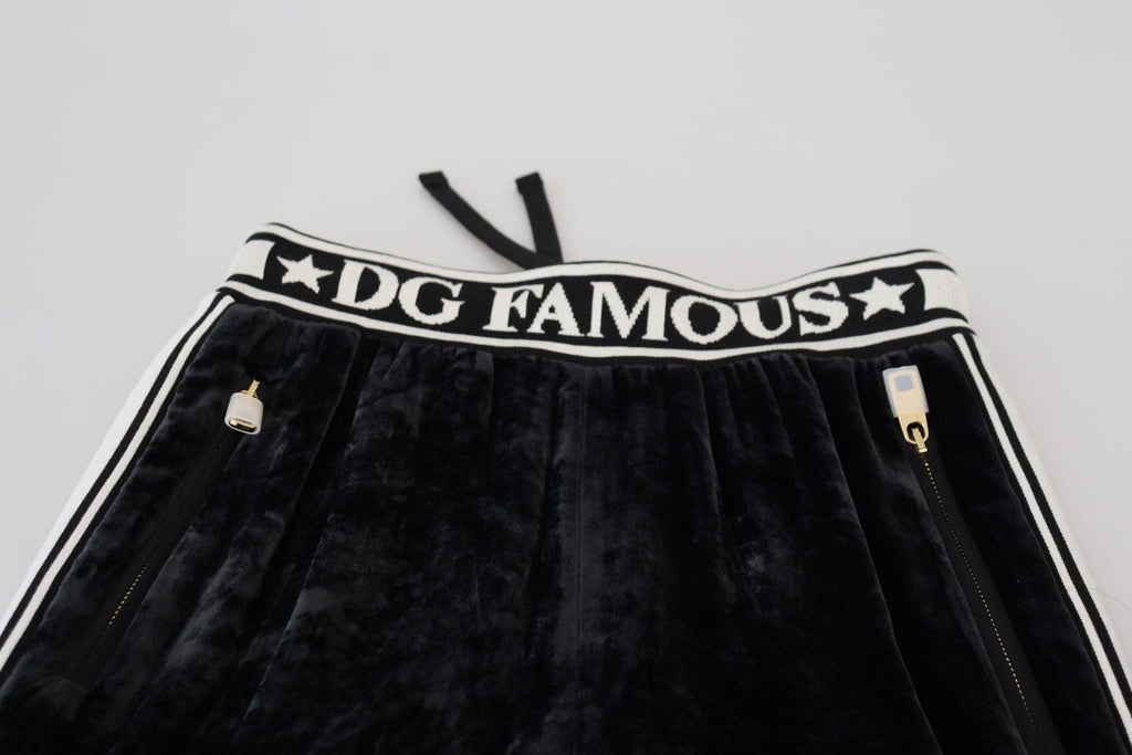Pantalon en velours noir Dolce & Gabbana avec logo DG, élégant et décontracté, visible avec ceinture à la taille.