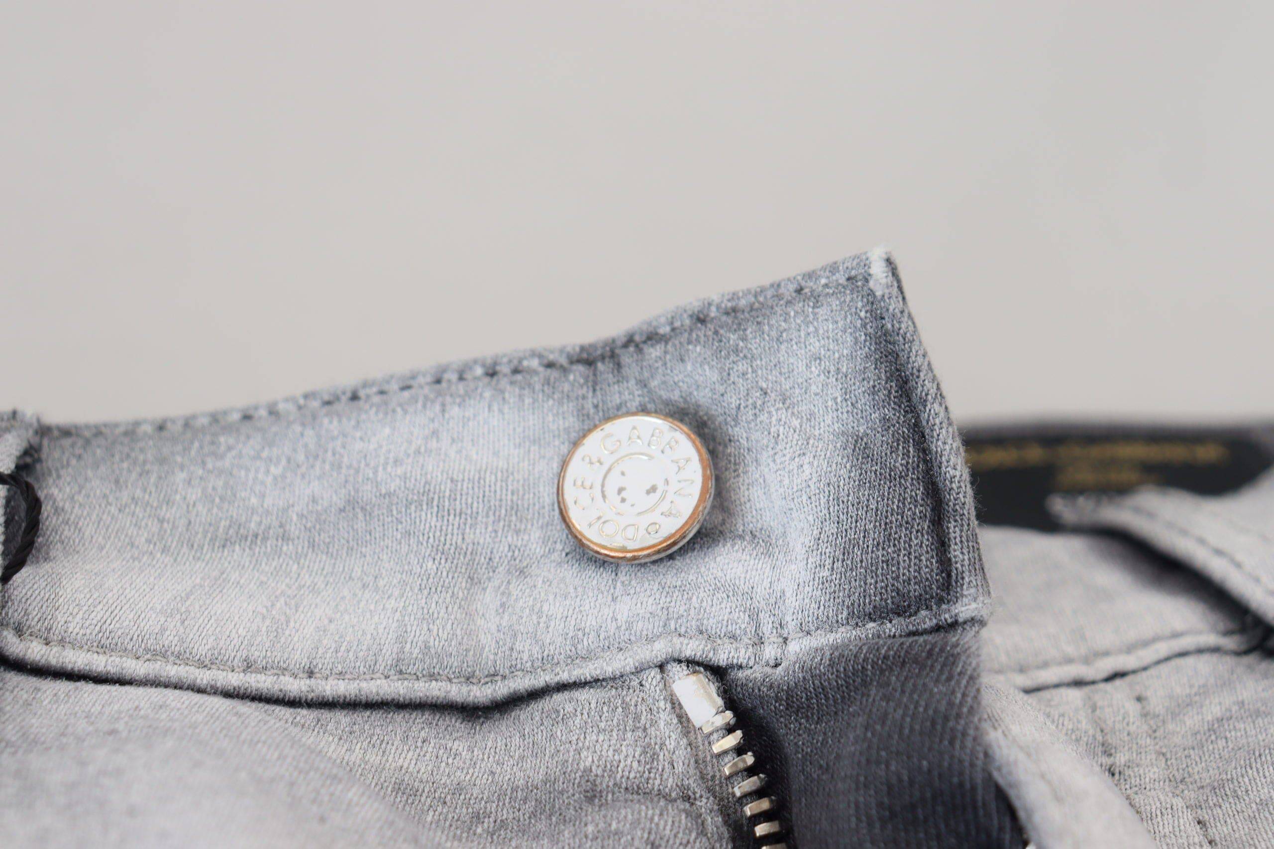 Jeans skinny en denim gris délavé de Dolce & Gabbana pour homme, visible avec coupe ajustée et détails modernes.